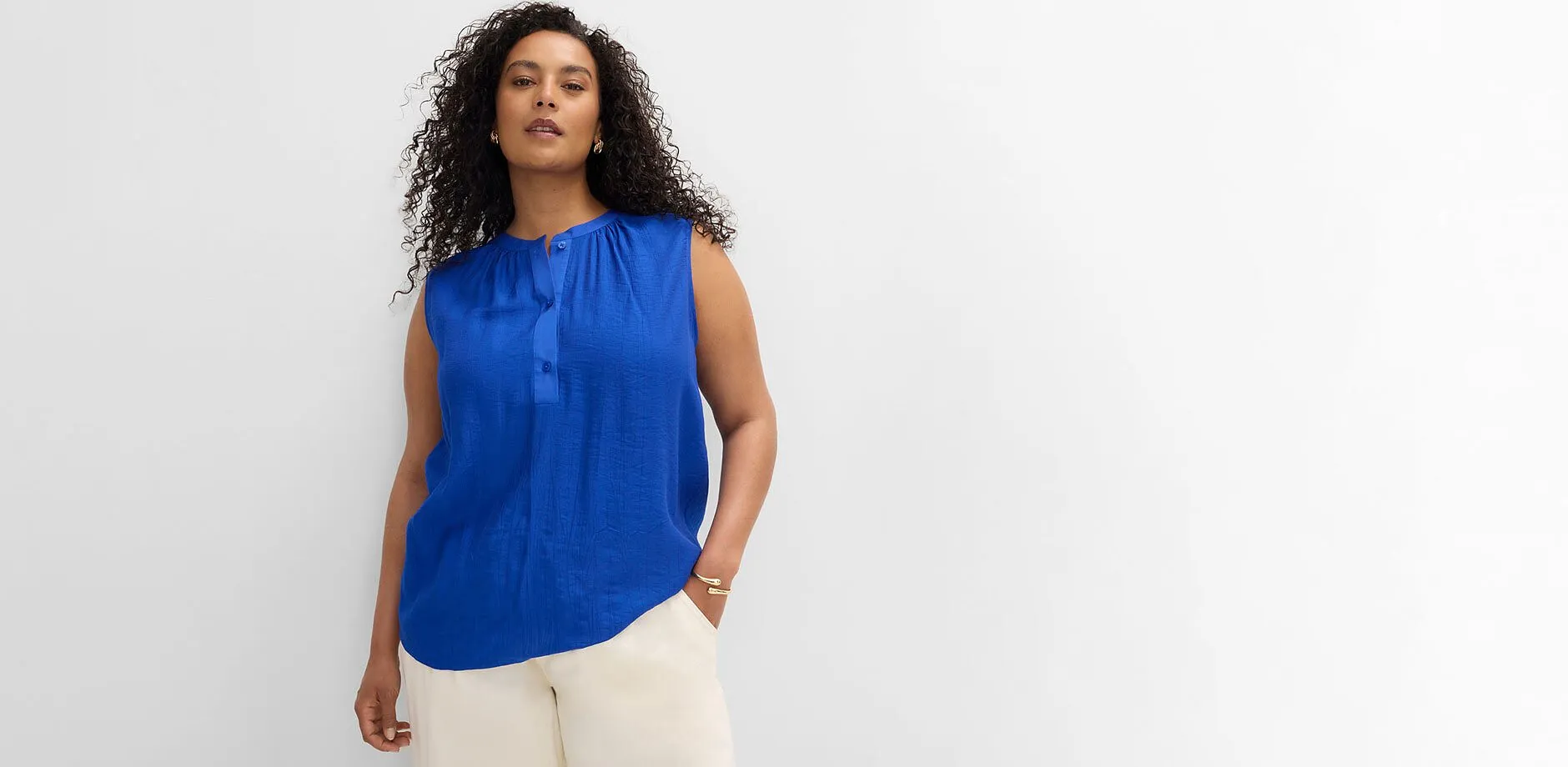 Top-blouse bleu roi lumineux et pantalon blanc d&eacute;contract&eacute;.