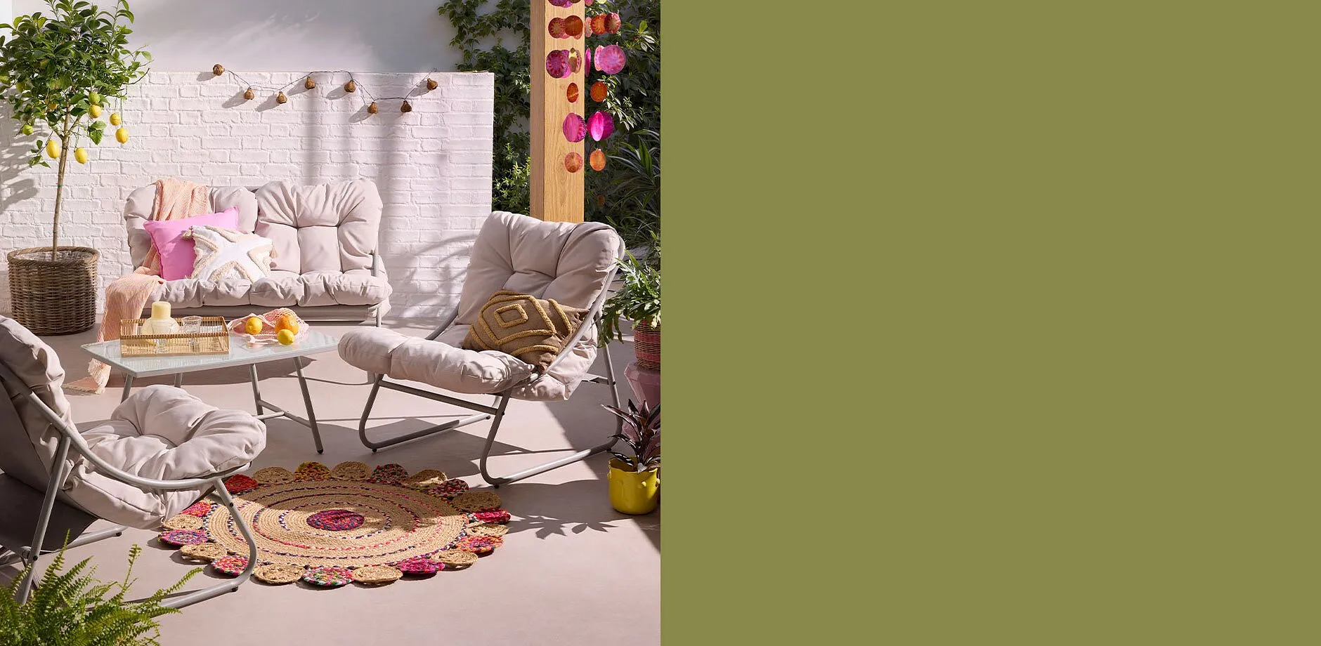 Meubles de jardin cosy dans des teintes claires.