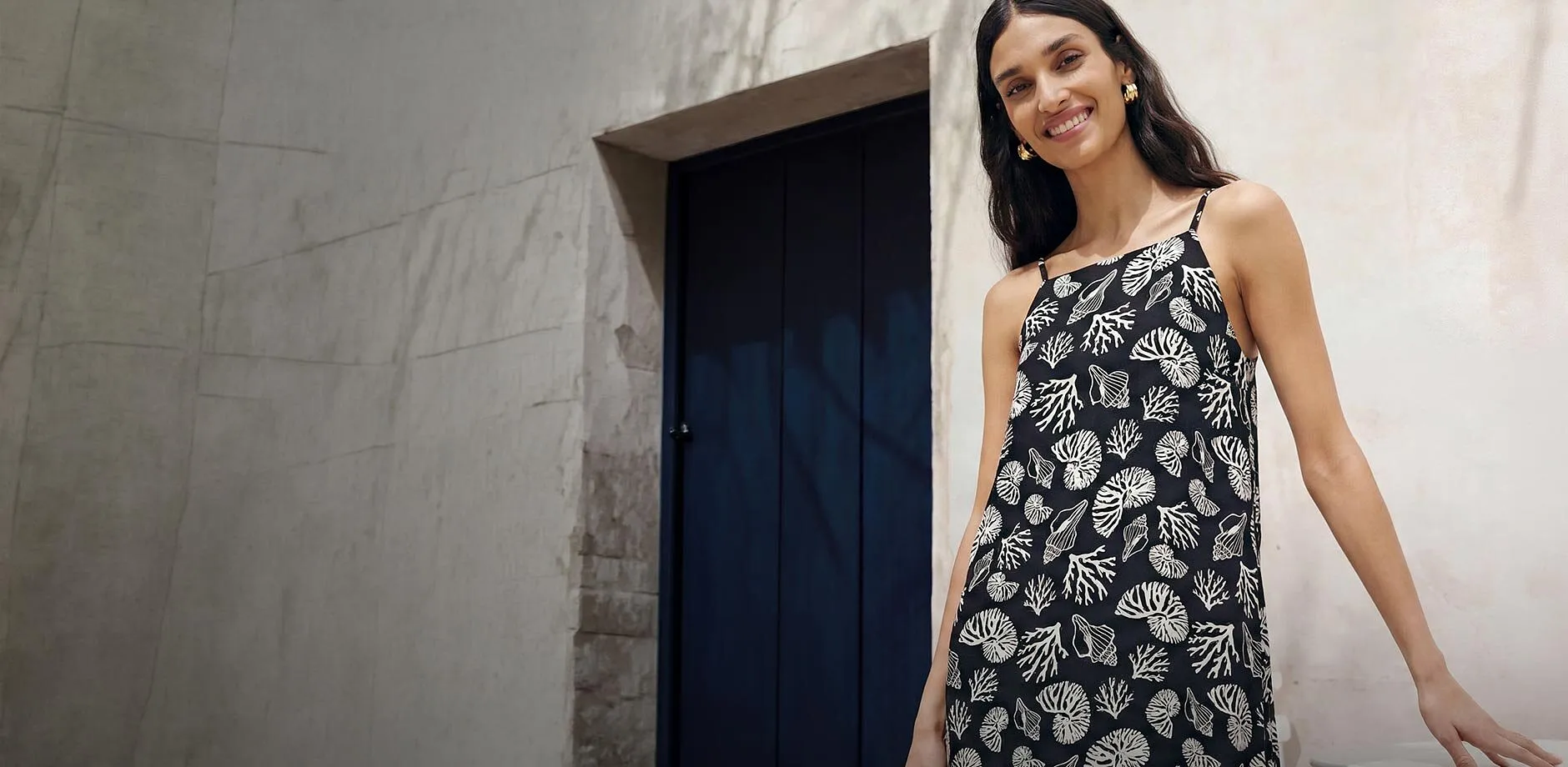 Robe &eacute;l&eacute;gante &agrave; bretelles avec des motifs coraux et coquillages marins en noir et blanc.