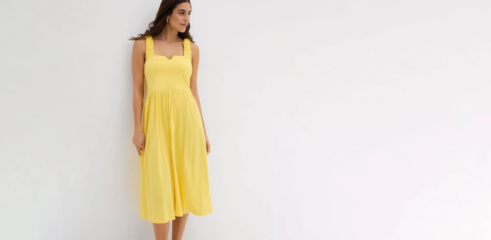 Robe midi jaune &eacute;clatant avec bretelles raffin&eacute;es dans une coupe confortable.