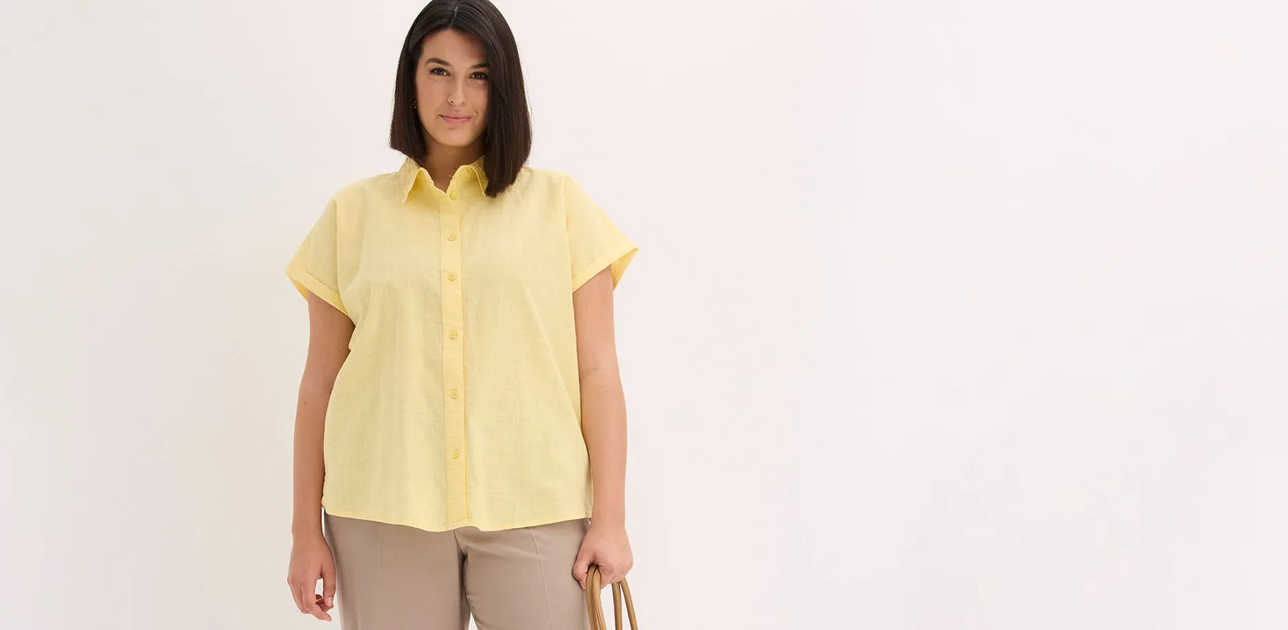 Chemise jaune &agrave; manches courtes et pantalon confortable de couleur claire.