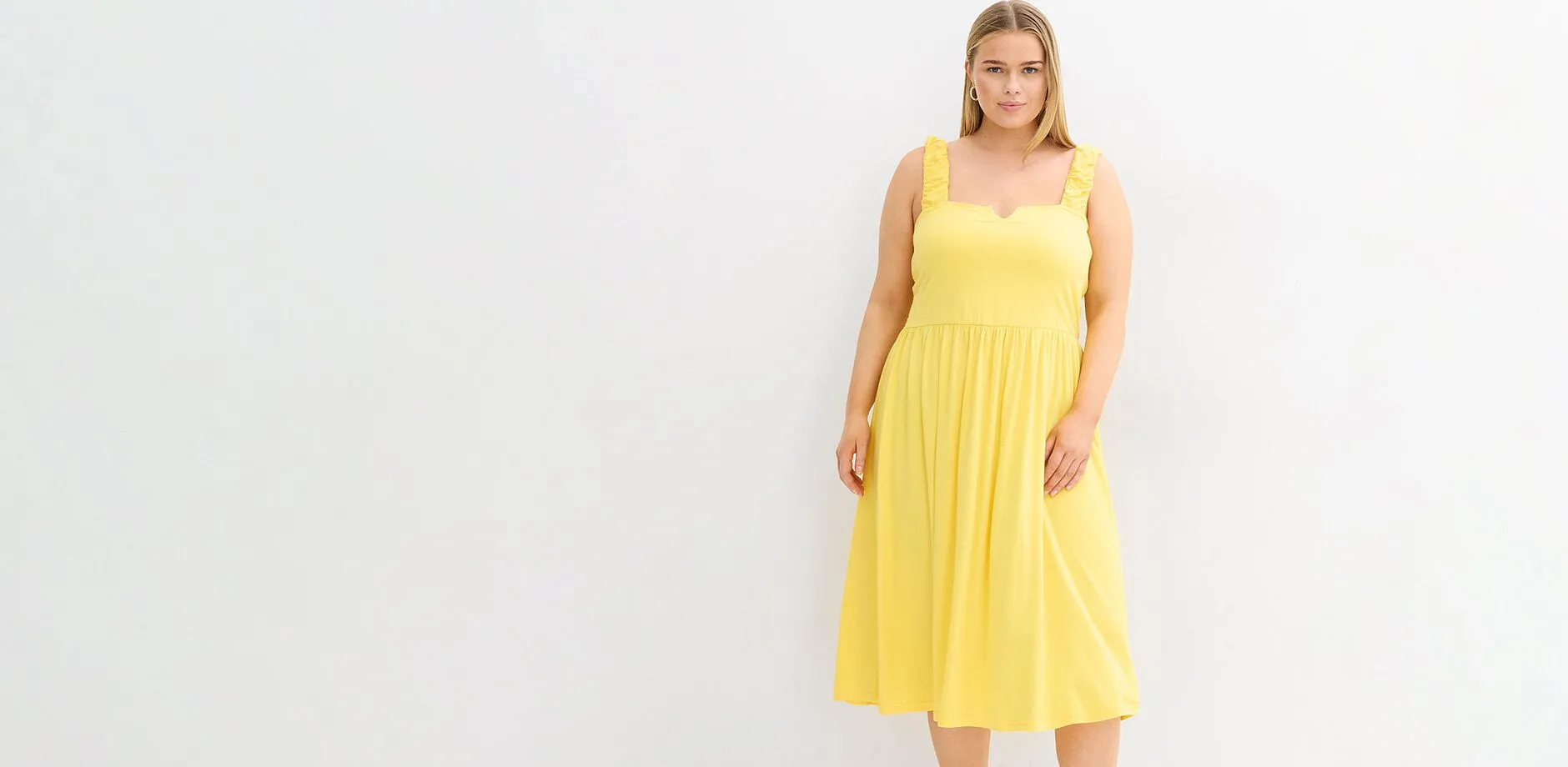 Robe midi jaune avec haut fronc&eacute;, jupe fluide et bretelles ruch&eacute;es.