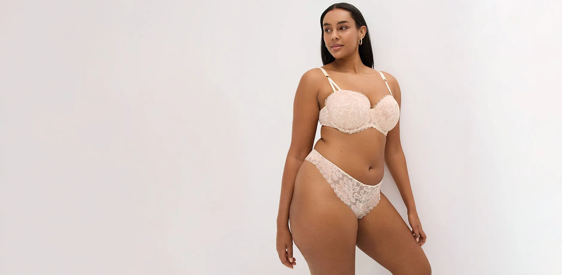 Soutien-gorge et culotte assortie en dentelle de couleur beige.