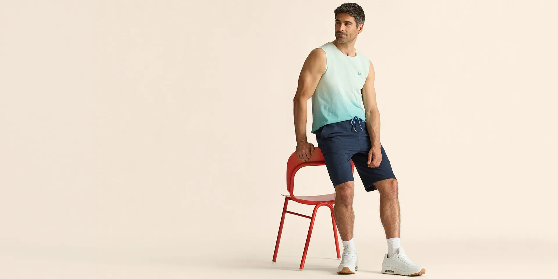 D&eacute;bardeur tendance avec d&eacute;grad&eacute; de couleur, short bleu et baskets blanches.