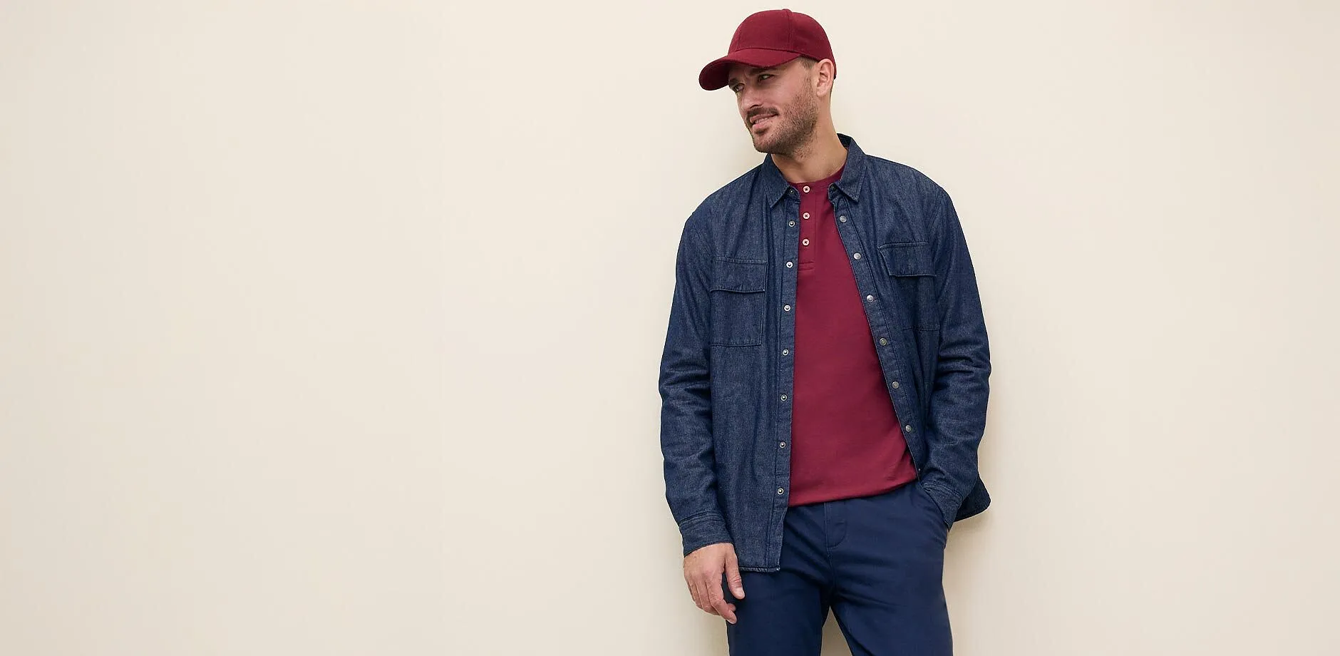 Jeanshemd &uuml;ber Shirt, dunkle Hose.