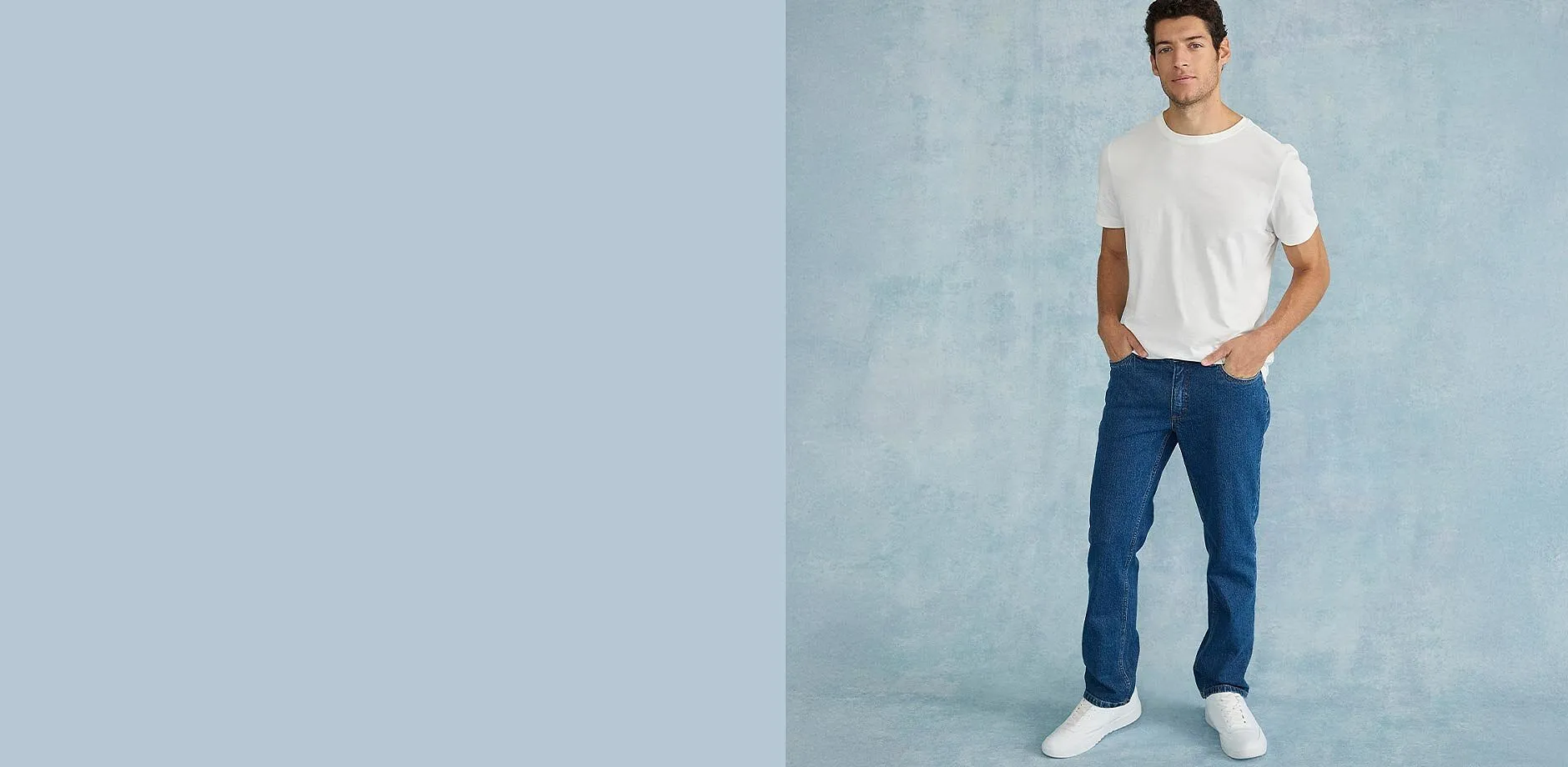 T-shirt blanc, jean bleu Regular Fit et sneakers blanches.