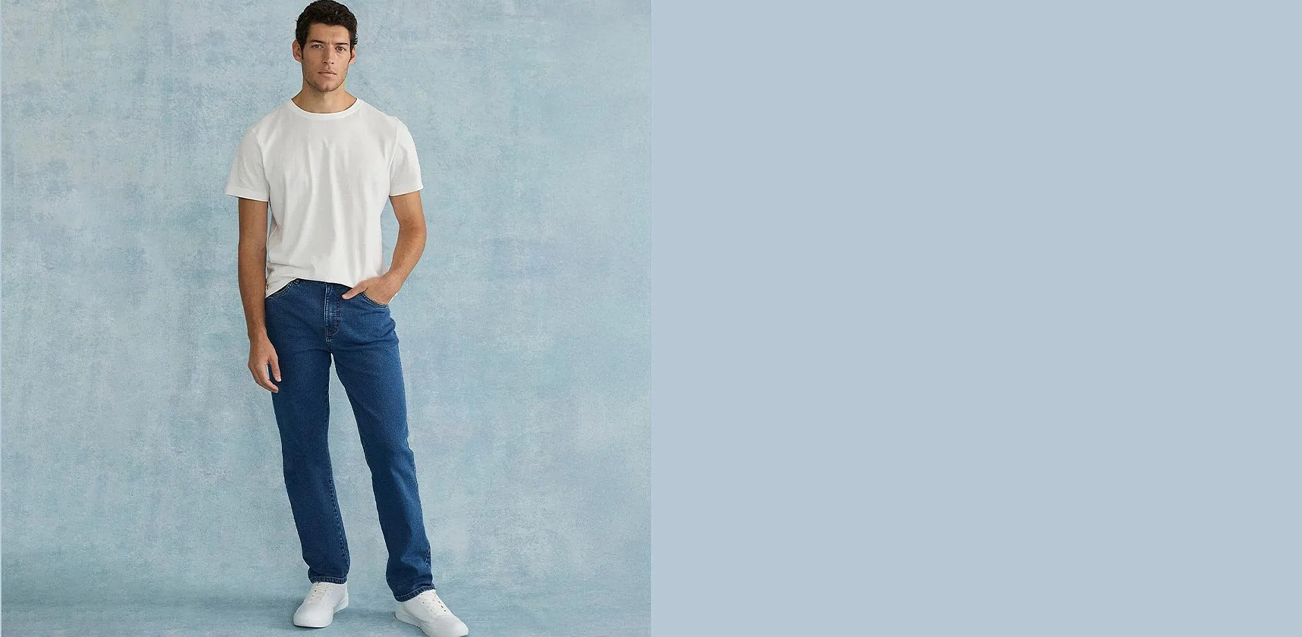 T-shirt blanc, jean bleu Classic Fit et sneakers blanches.