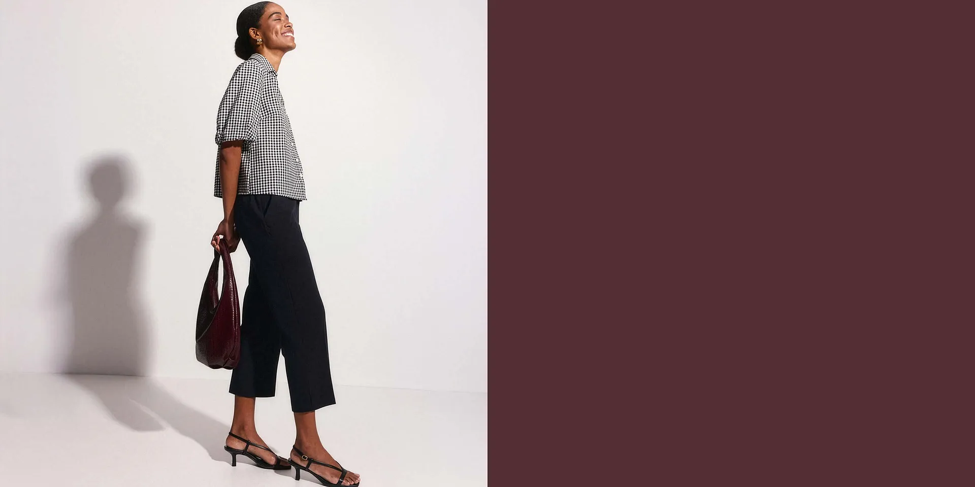 Tenue styl&eacute;e : chemisier &agrave; carreaux, pantalon 3/4 noir, sandales &agrave; brides &eacute;l&eacute;gantes et sac. 