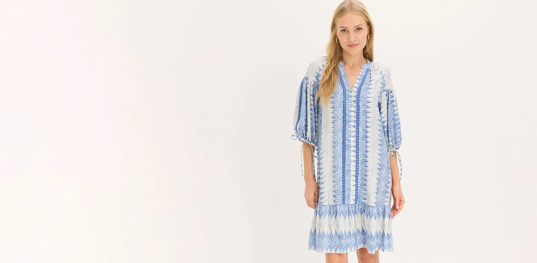 Robe imprim&eacute;e en bleu et blanc &agrave; motif graphique et manches bouffantes avec liens &agrave; nouer.