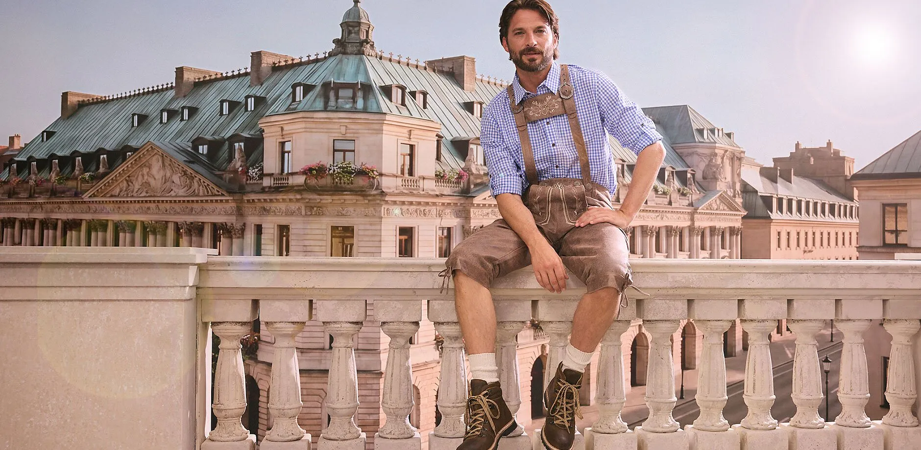 Traditionelle Tracht: bestickte Lederhose, kariertes Hemd, Hosentr&auml;ger, Socken und Wanderschuhe.