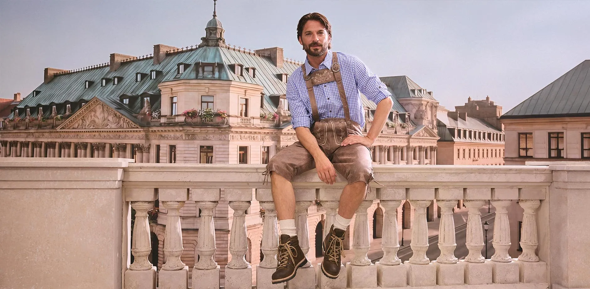 Costume bavarois traditionnel : culotte en cuir brod&eacute;e avec bretelles, chemise &agrave; carreaux, chaussettes et chaussures de randonn&eacute;e.