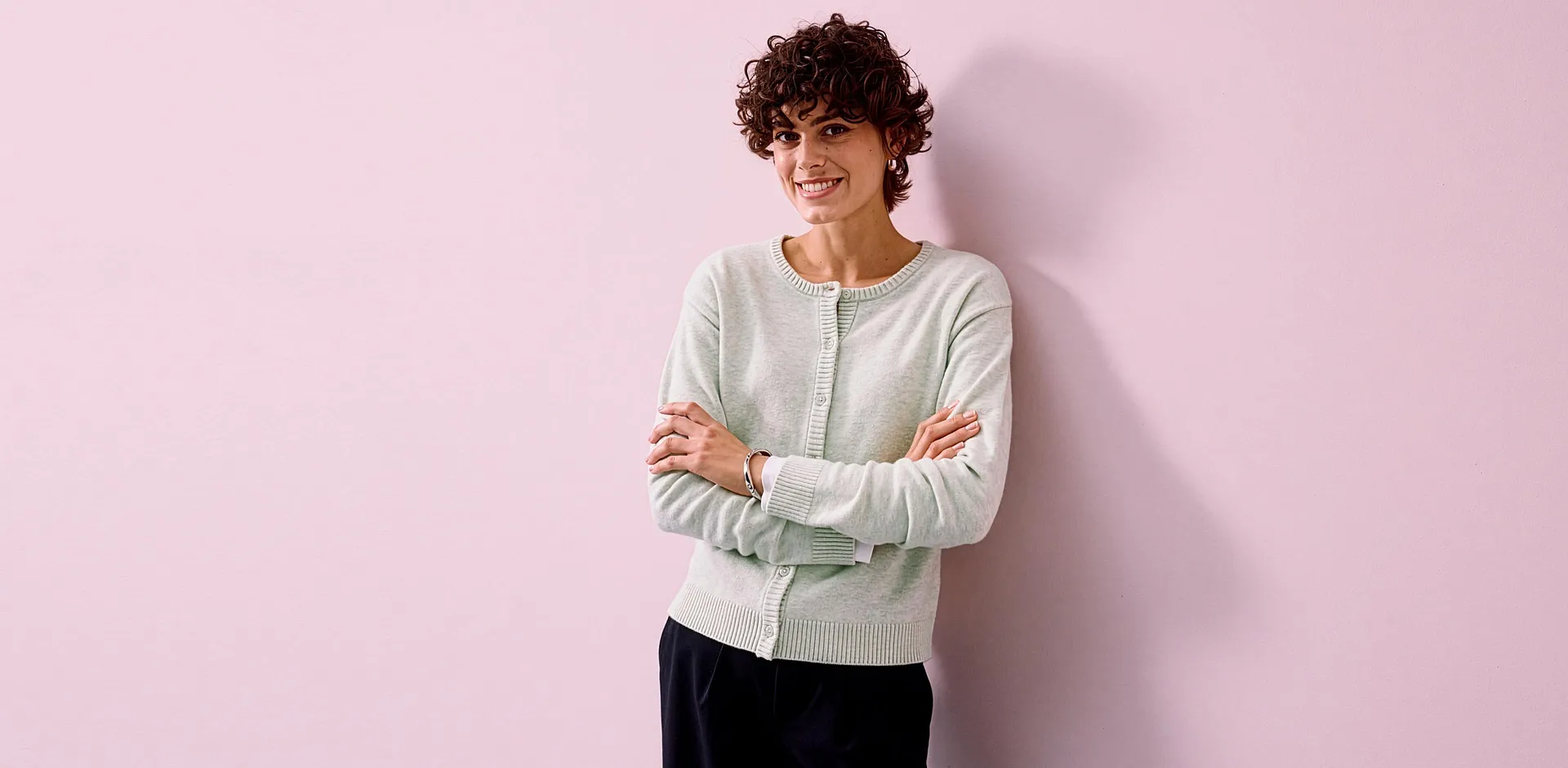 Cardigan vert clair associ&eacute; &agrave; un pantalon noir &eacute;l&eacute;gant.