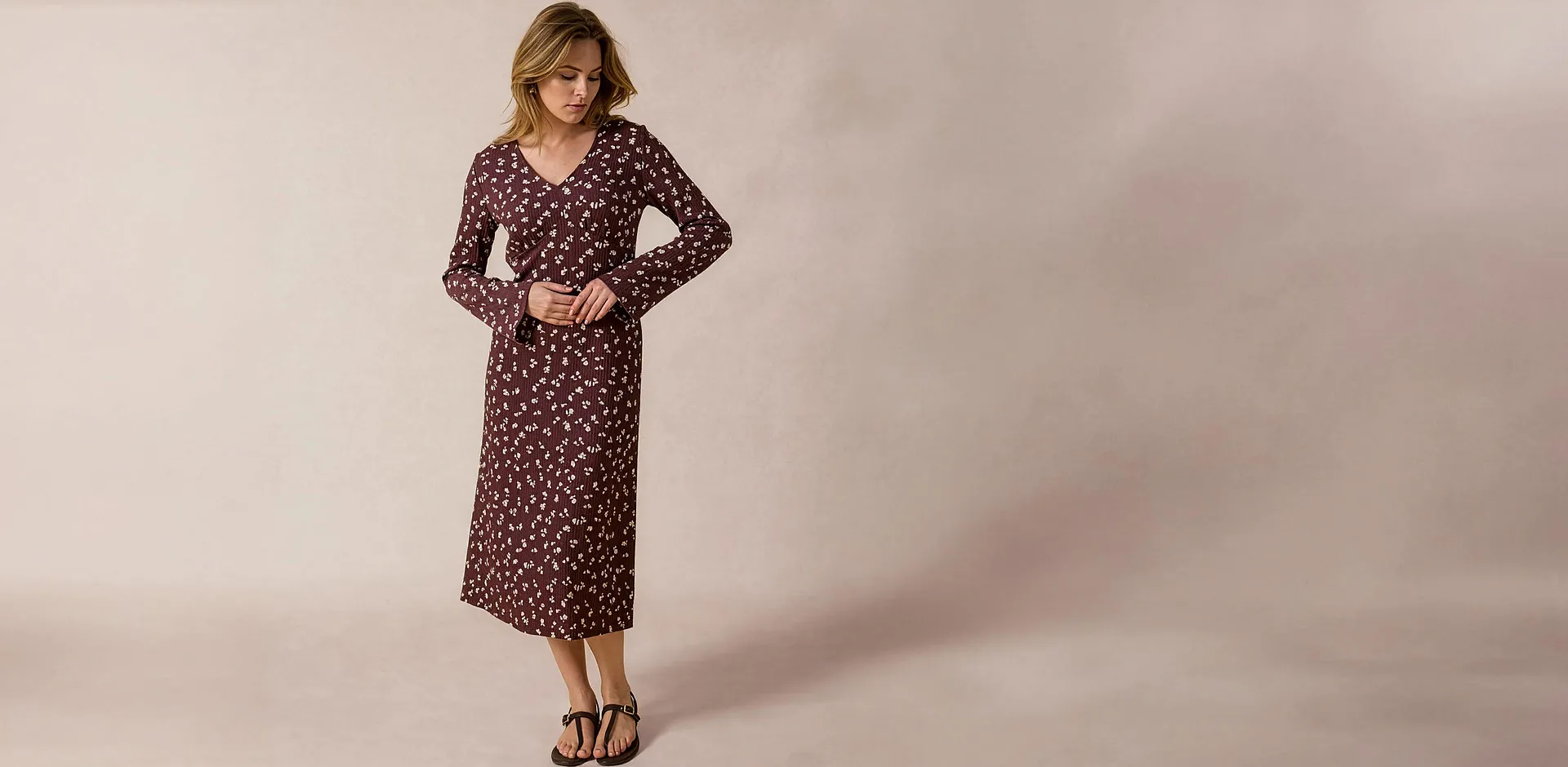 Robe bordeaux &agrave; joli motif floral et manches larges.