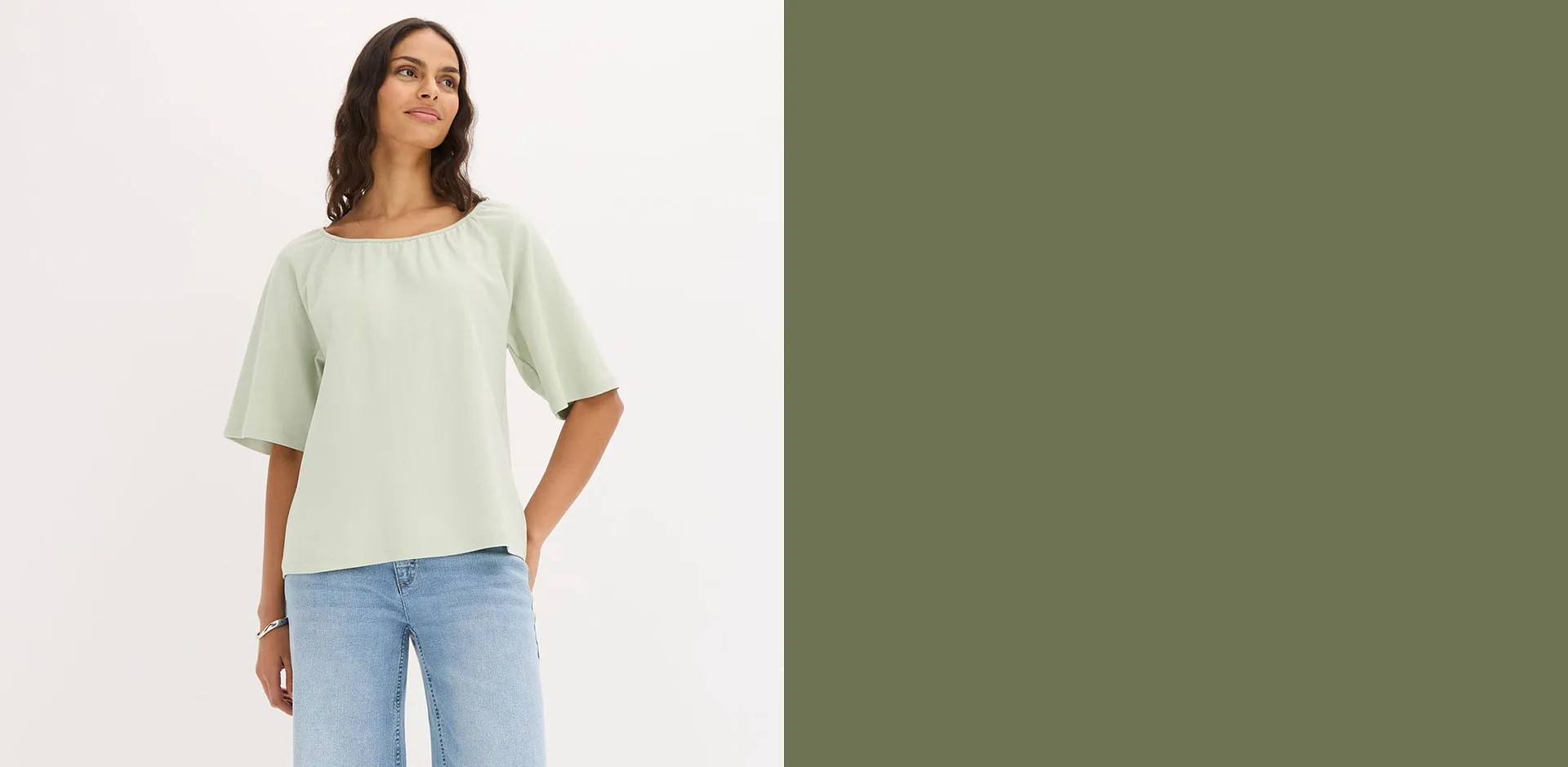 Blouse vert clair &eacute;l&eacute;gante &agrave; manches larges associ&eacute;e &agrave; un jean d&eacute;contract&eacute;.