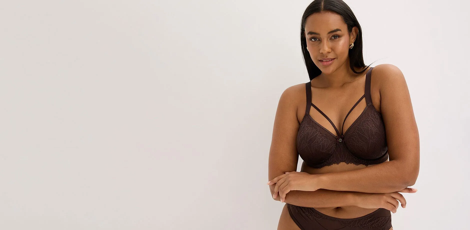 Lingerie &agrave; dentelle marron fonc&eacute; avec bretelles raffin&eacute;es et culotte assortie.