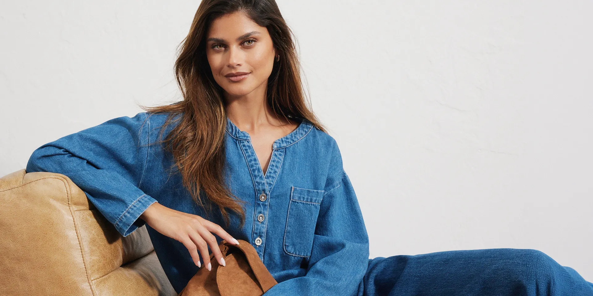 Chemise en jean d&eacute;contract&eacute;e avec patte de boutonnage et jean assorti.