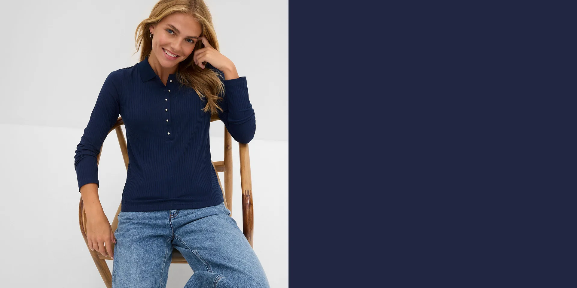 Polo bleu fonc&eacute; avec patte de boutonnage et jean large - confortable et chic.