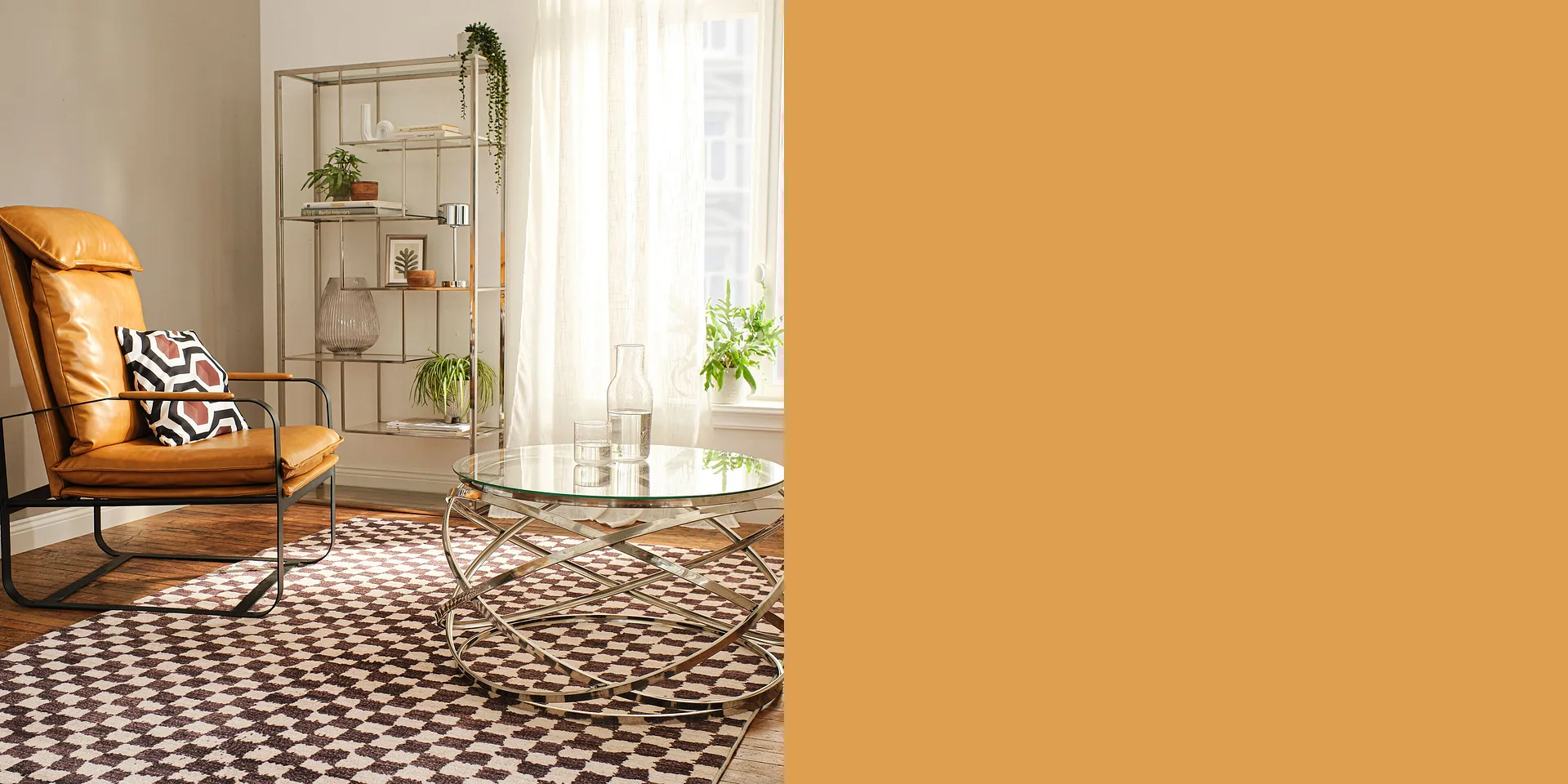 Le coussin &agrave; motifs apporte la touche d&eacute;co sur le fauteuil.