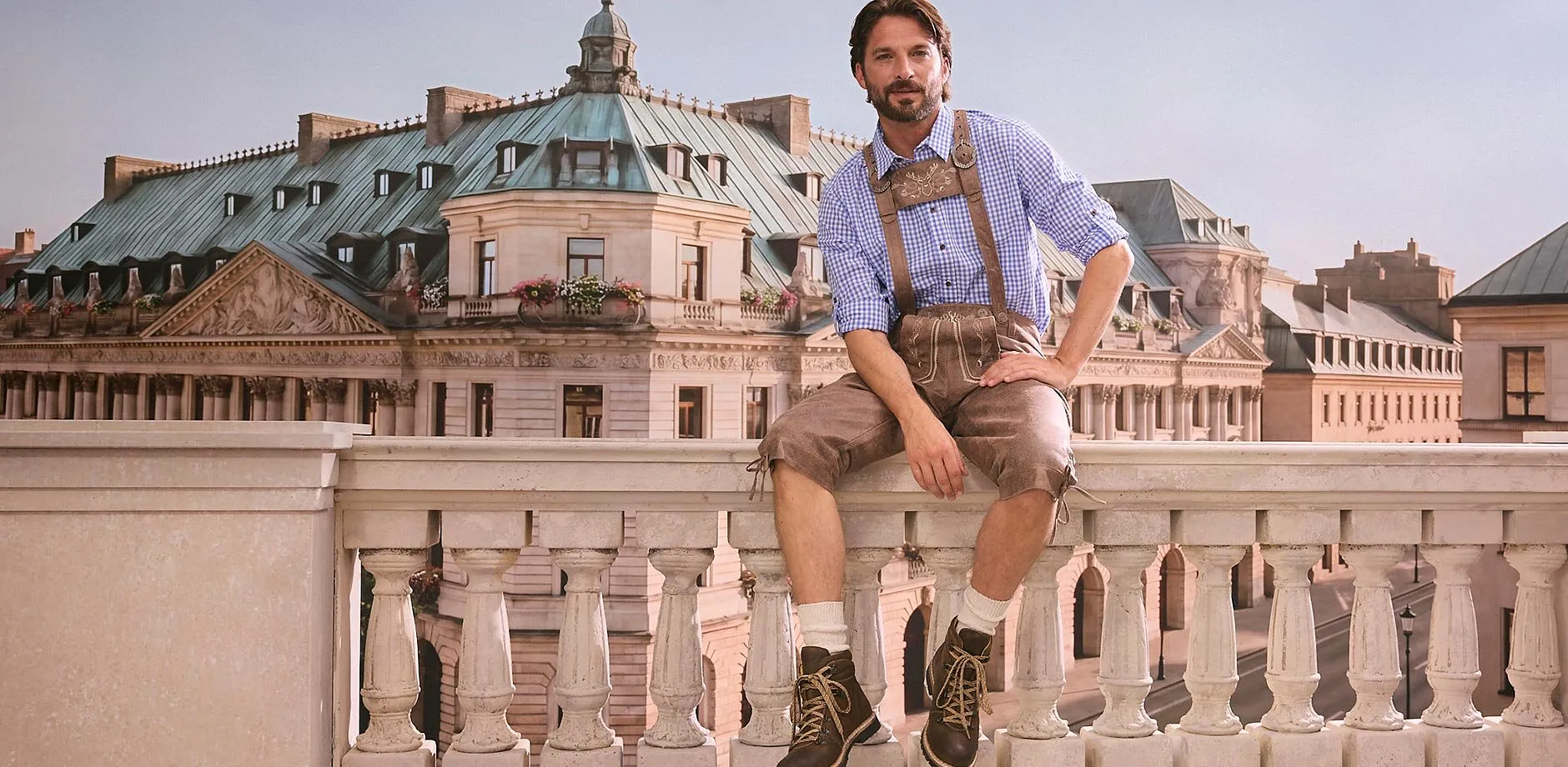 Traditionelle Tracht: bestickte Lederhose, kariertes Hemd, Hosentr&auml;ger, Socken und Wanderschuhe.