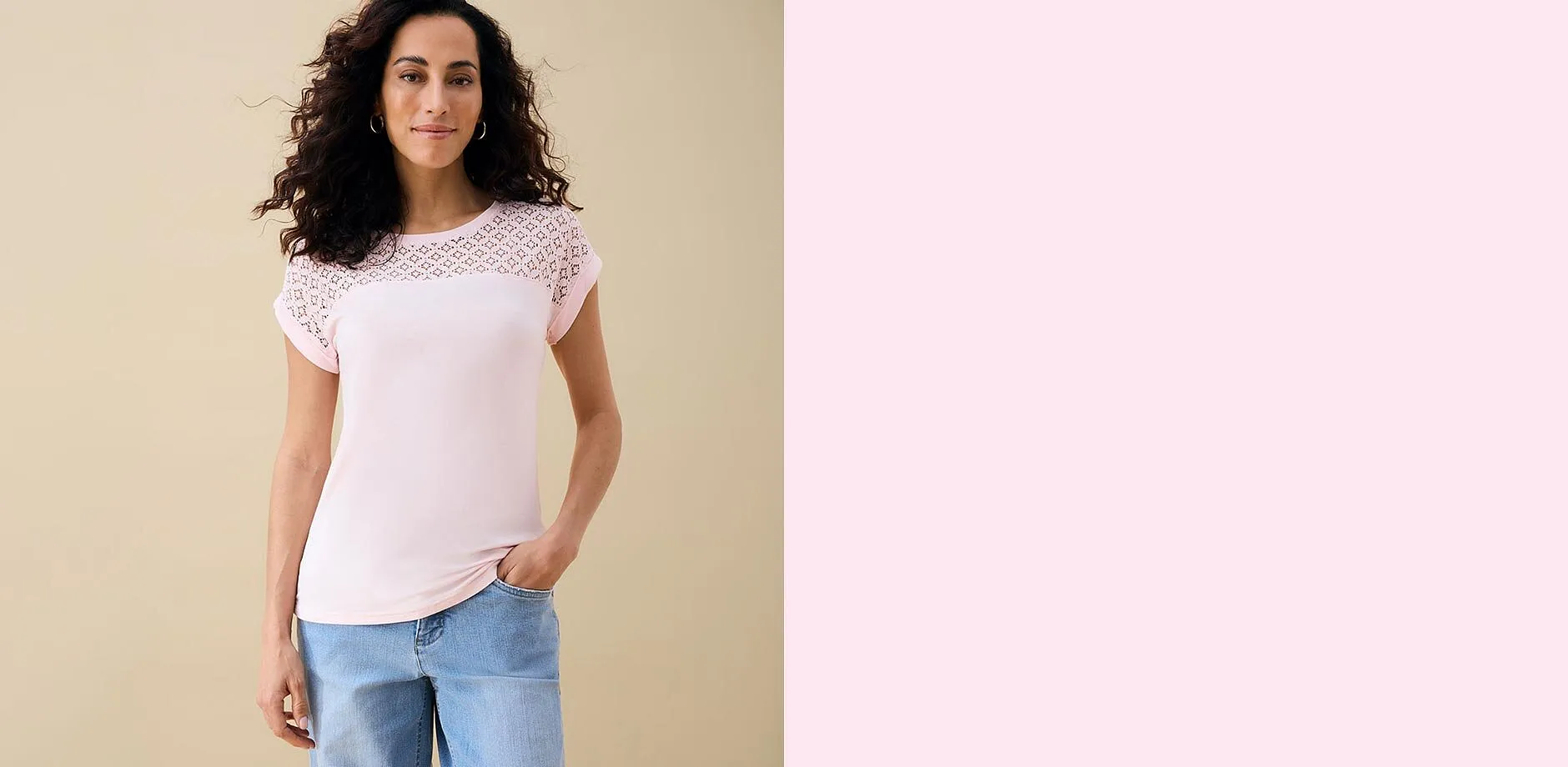 Haut rose clair avec de d&eacute;licats motifs ajour&eacute;s, associ&eacute; &agrave; un jean d&eacute;contract&eacute;.