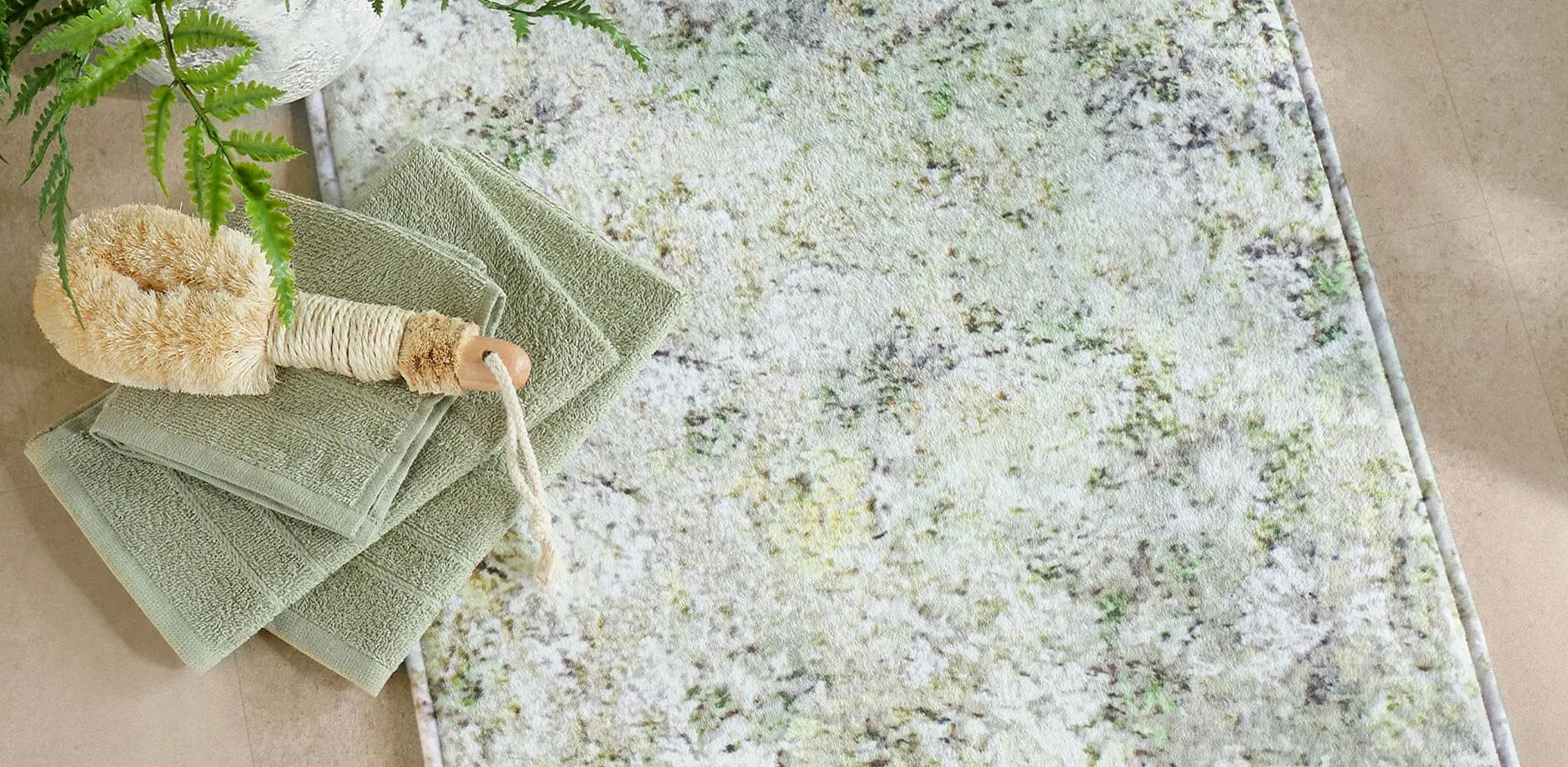 Tapis de bain et serviettes de toilette dans un ton vert.