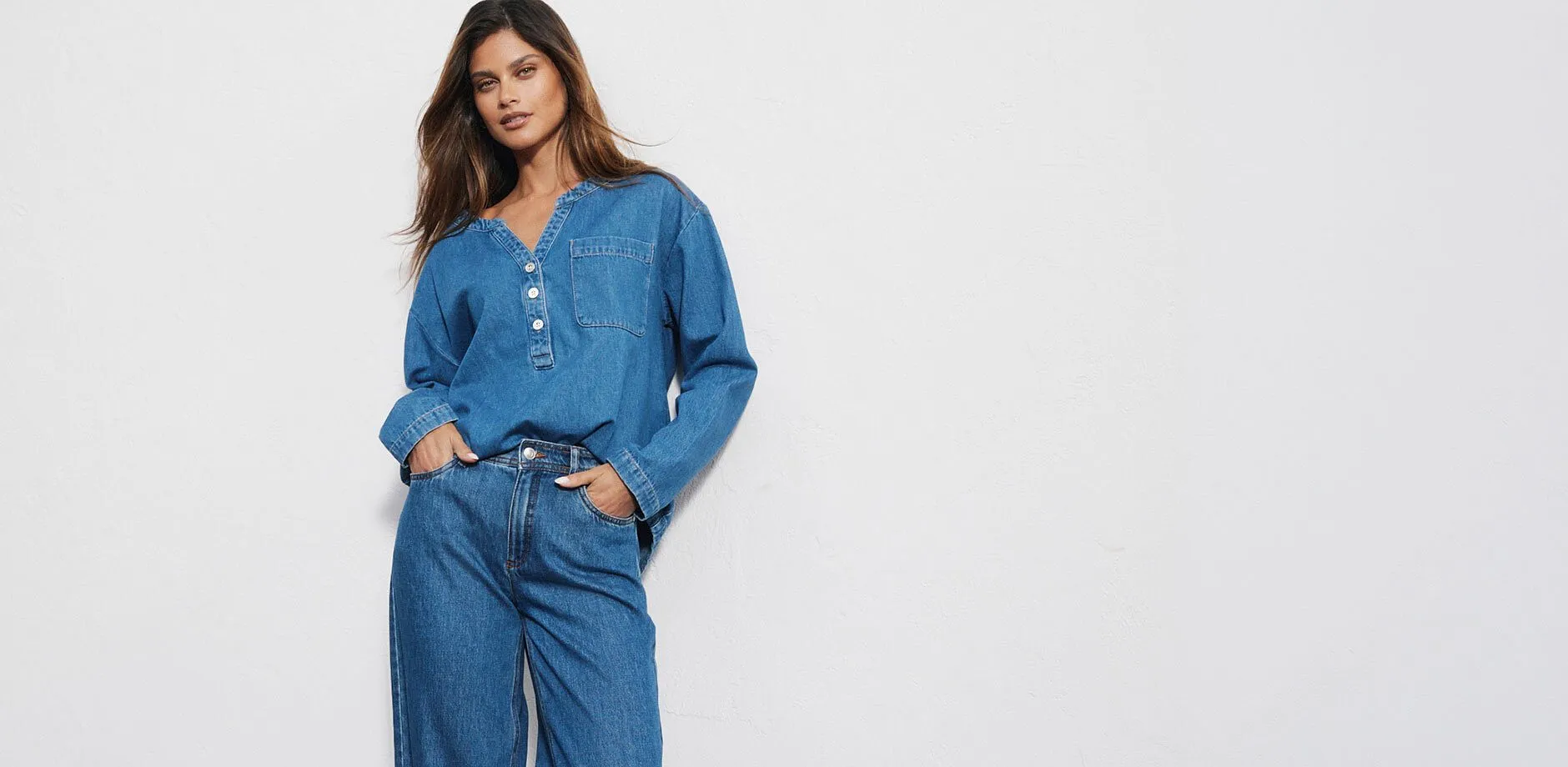 L&auml;ssiges Jeanshemd mit Knopfleiste und dazu passende Jeanshose.