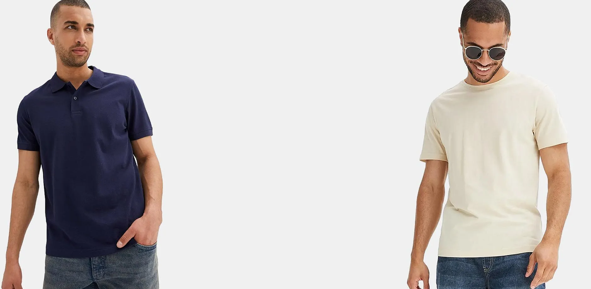 Der linke Mann tr&auml;gt ein blaues Poloshirt, der rechte Mann tr&auml;gt ein einfaches, beiges T-Shirt und klassische blaue Jeans.