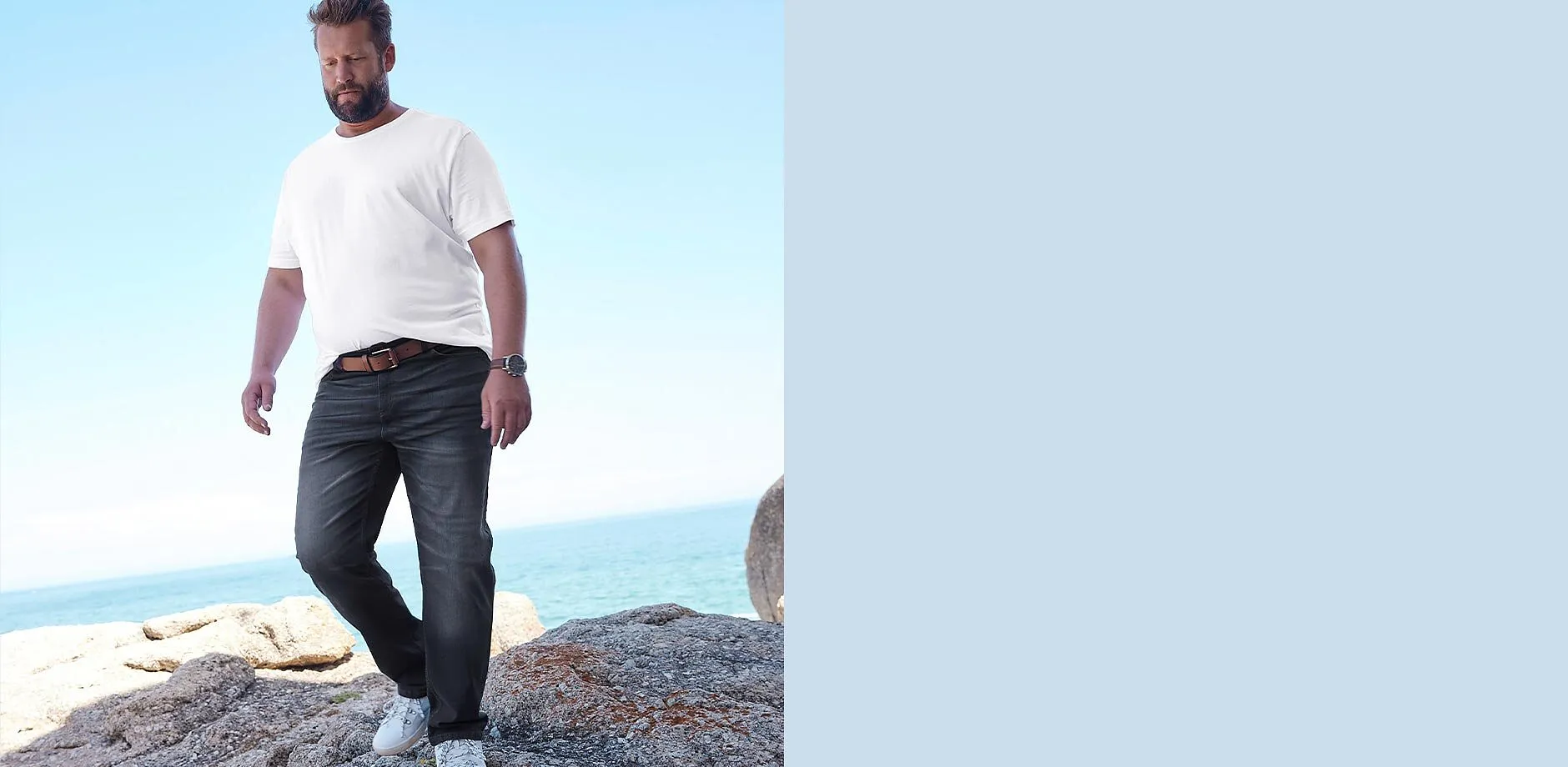 Wei&szlig;es T-Shirt, dazu blaue Jeans &ndash; bequemer Stil.