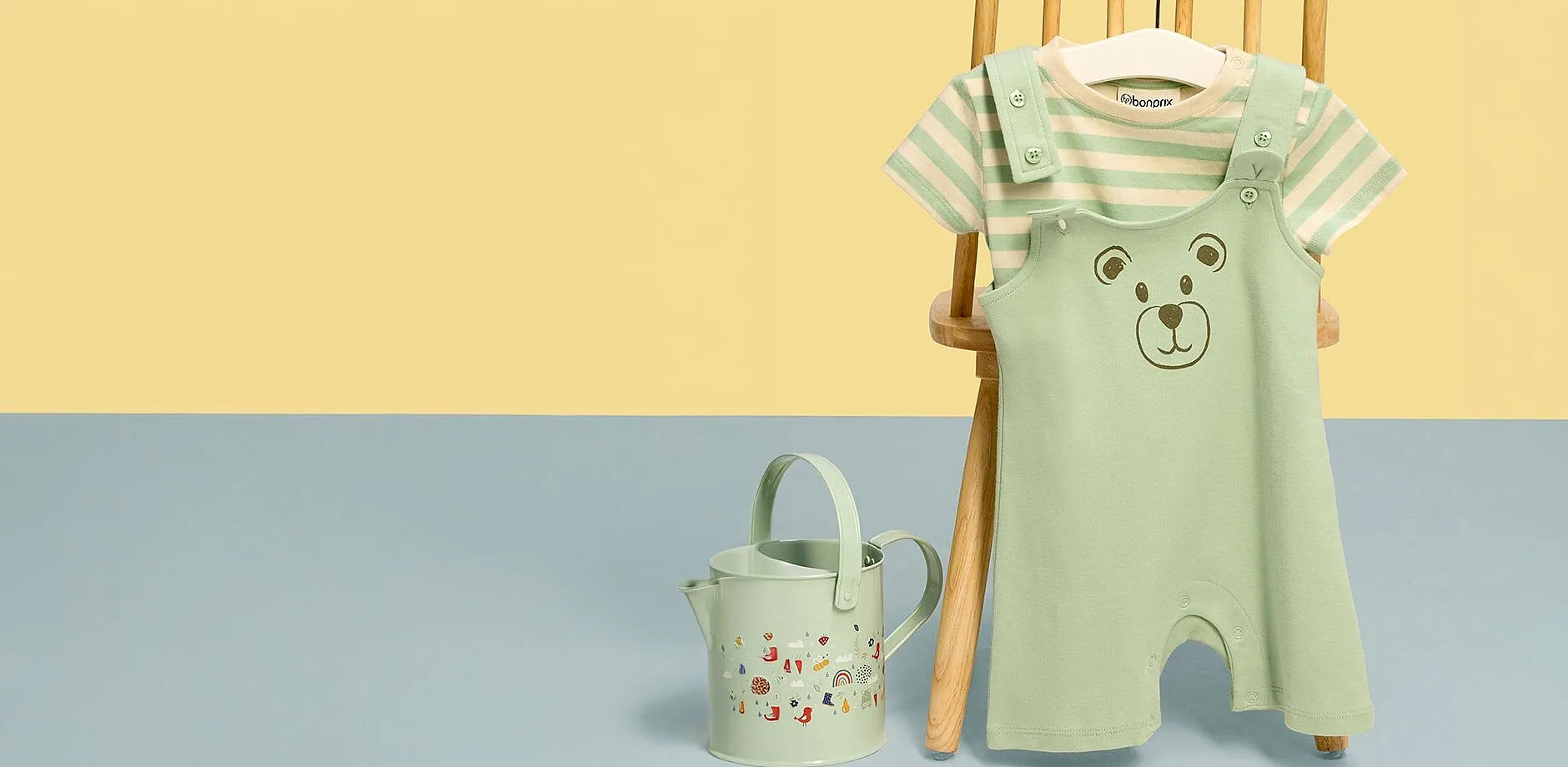 Adorable combinaison ourson verte avec un T-shirt ray&eacute; assorti pour les b&eacute;b&eacute;s.