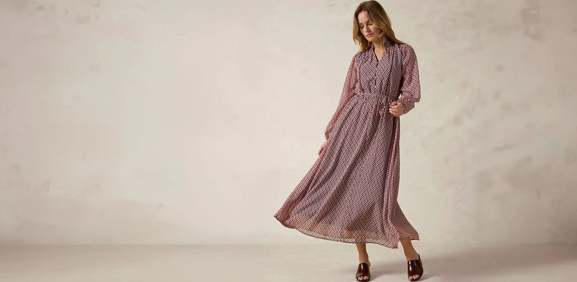 Robe longue imprim&eacute;e &agrave; manches longues et mules &eacute;l&eacute;gantes.