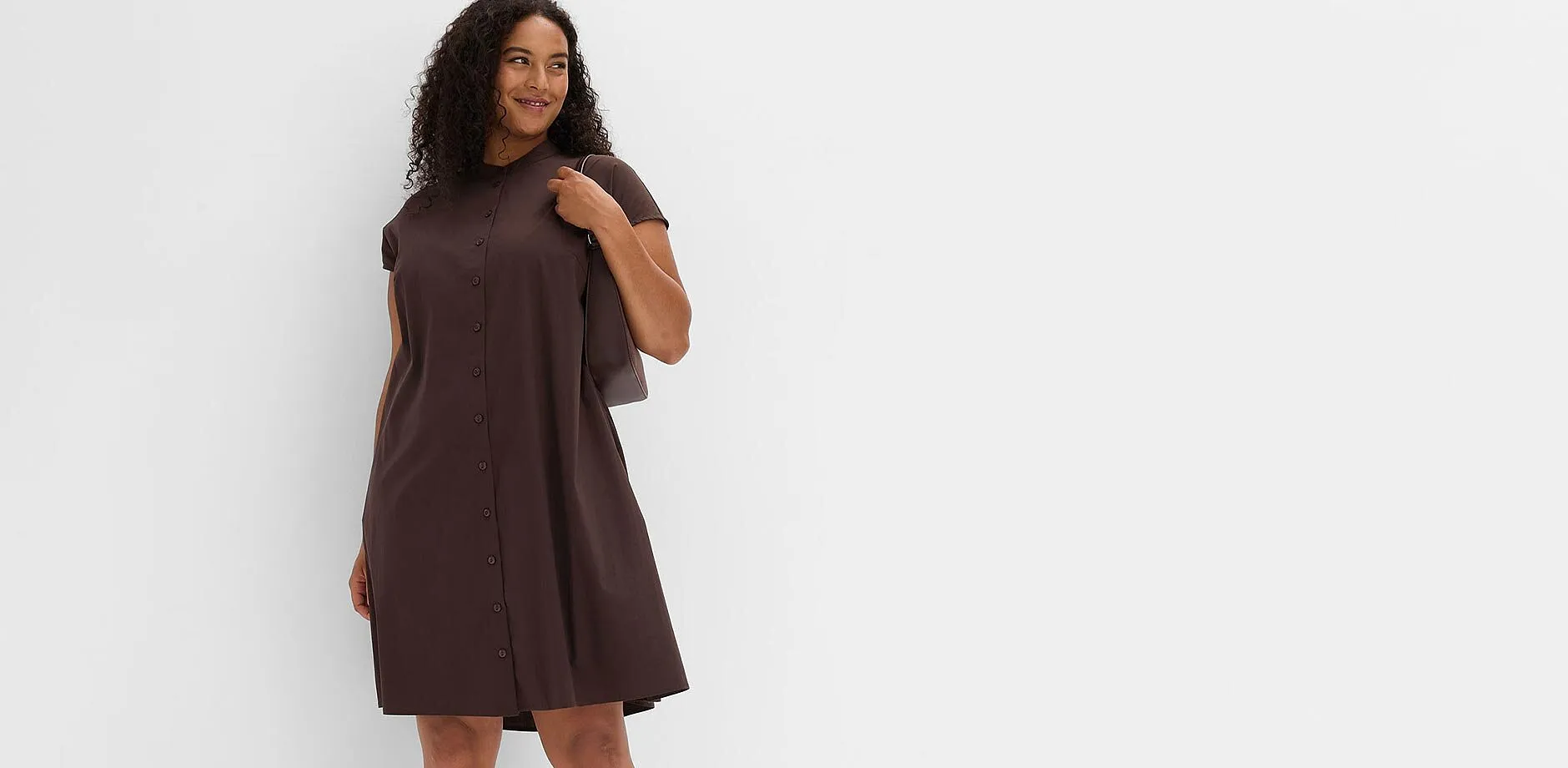 Robe-chemise marron &agrave; manches courtes et patte de boutonnage continue.