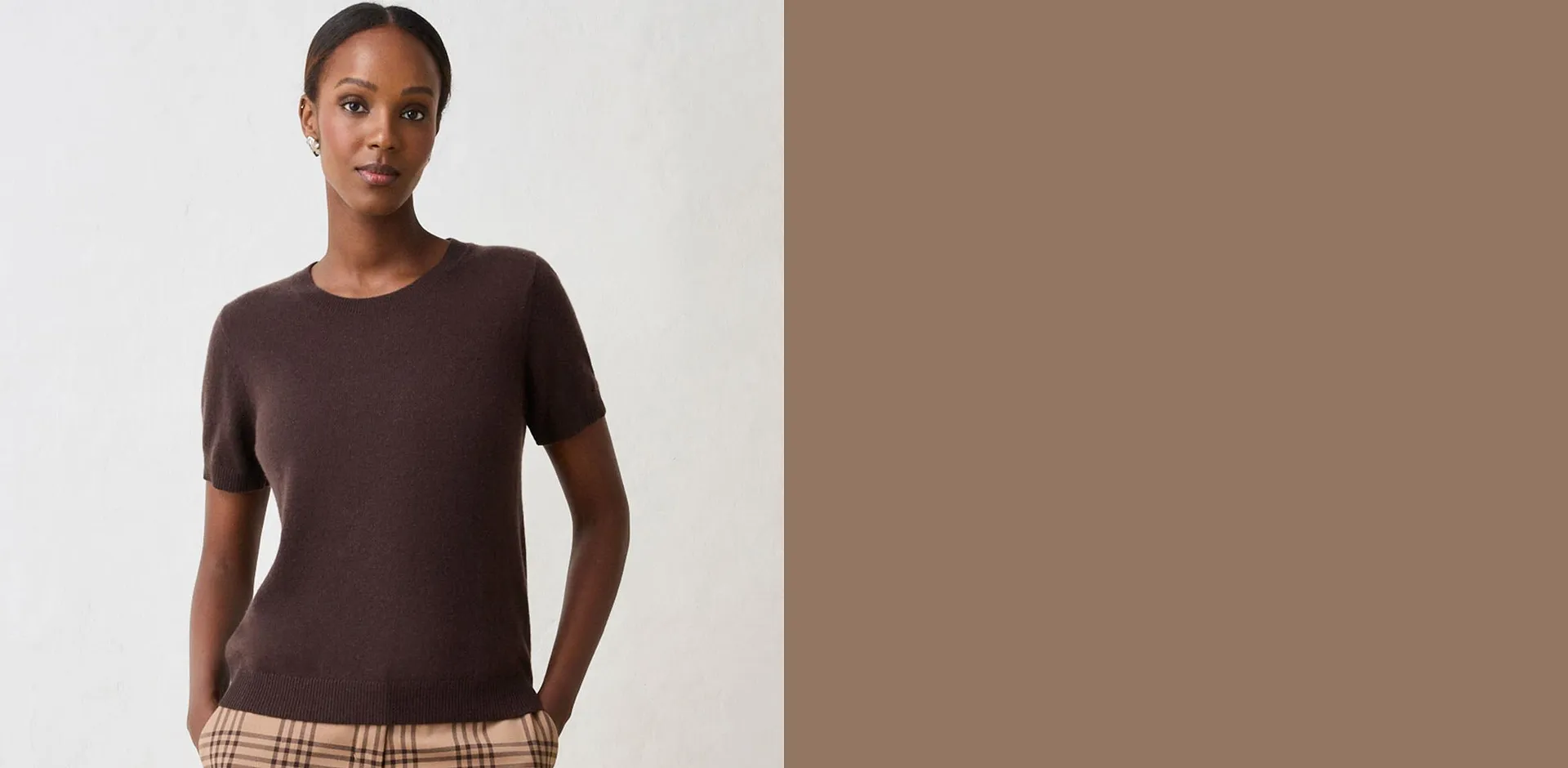 Dunkelbrauner Kurzarm-Pullover und karierte Hose.