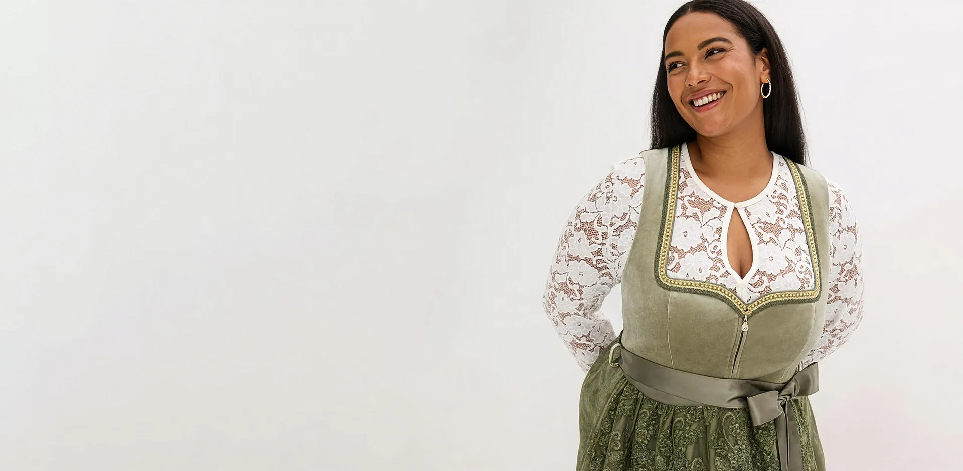 Wundersch&ouml;nes Dirndl mit wei&szlig;er Spitzenbluse, olivgr&uuml;nem Samtmieder und passendem Rock.