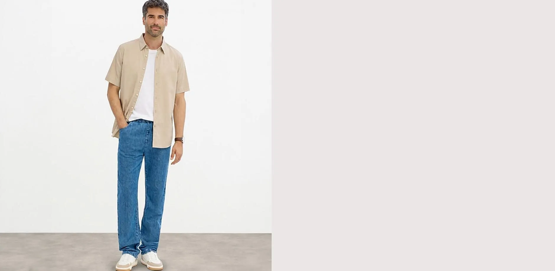 Wei&szlig;es T-Shirt, blaue Classic Fit Jeans und wei&szlig;e Sneakers.
