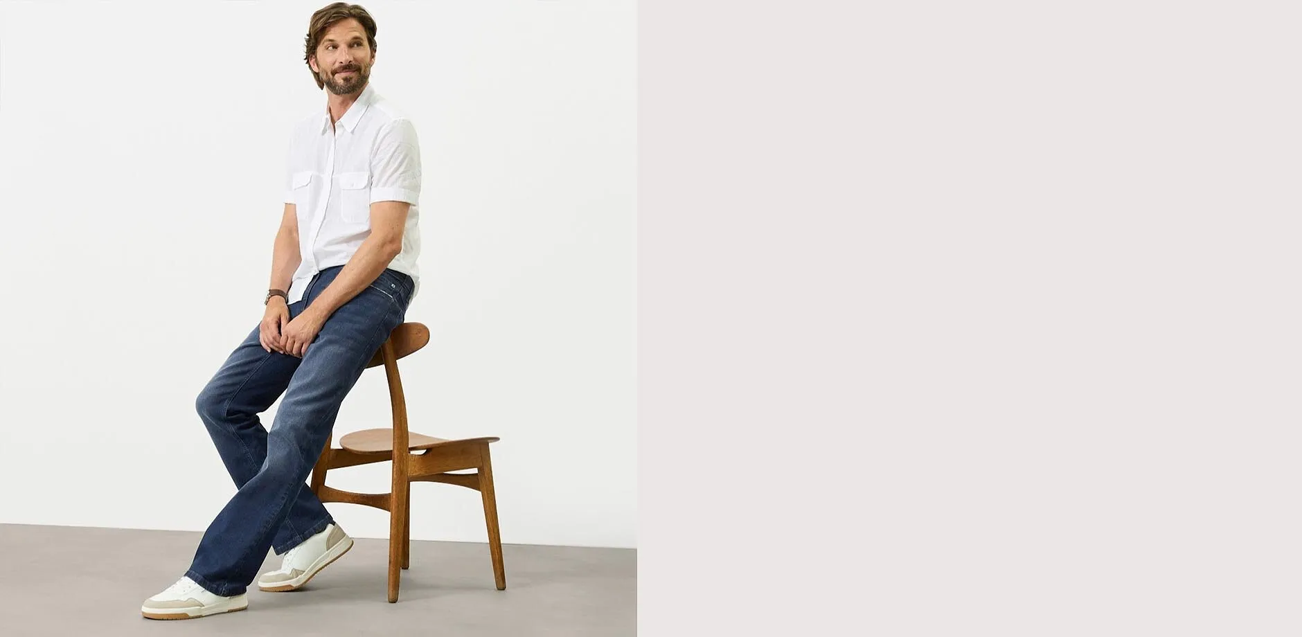 Wei&szlig;es T-Shirt, blaue Regular Fit Jeans und wei&szlig;e Sneakers.