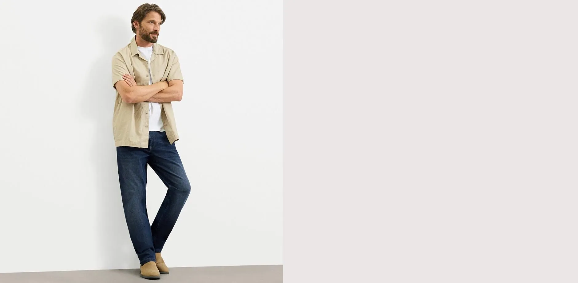 Wei&szlig;es T-Shirt, blaue Loose Fit Jeans und wei&szlig;en Sneakers. 