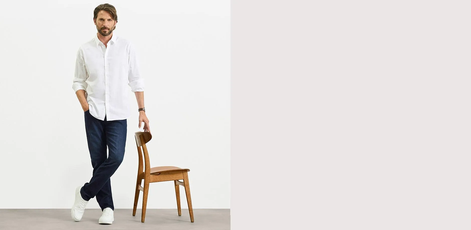 Wei&szlig;es T-Shirt, blaue Slim Fit Jeans und wei&szlig;e Sneakers.