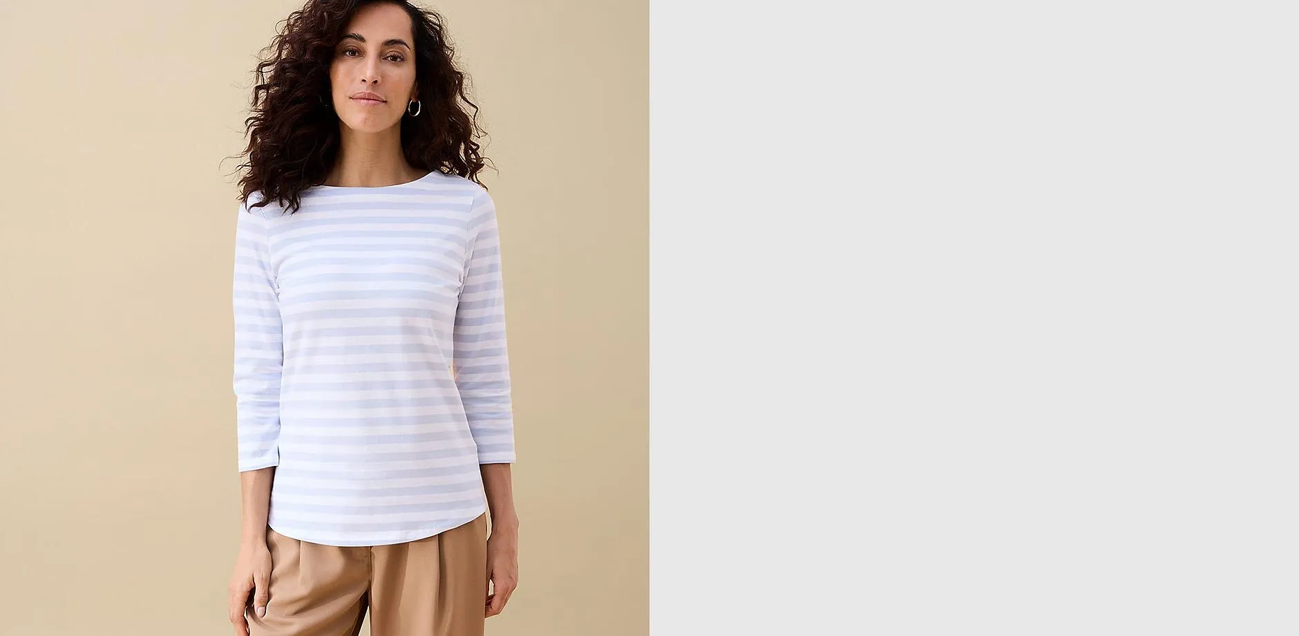 T-shirt manches 3/4 ray&eacute; classique associ&eacute; &agrave; un pantalon beige &eacute;l&eacute;gant.