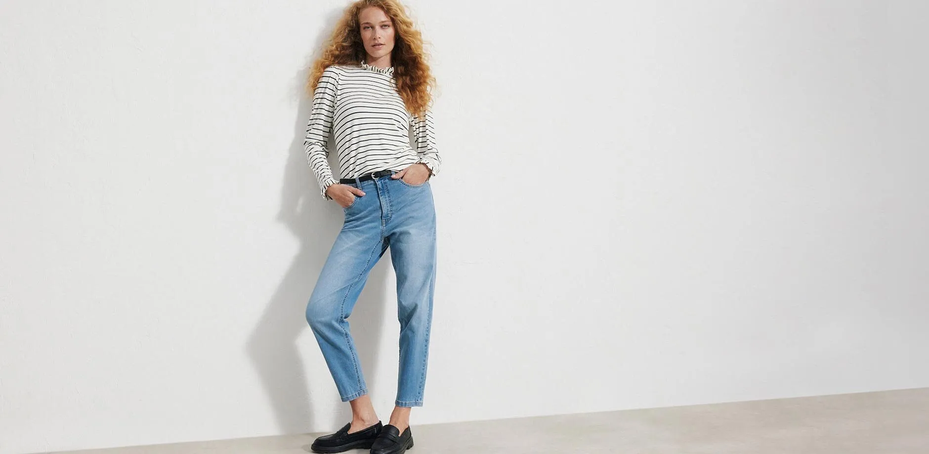T-shirt manches longues ray&eacute;, jean clair, ceinture noire et mocassins confortables.
