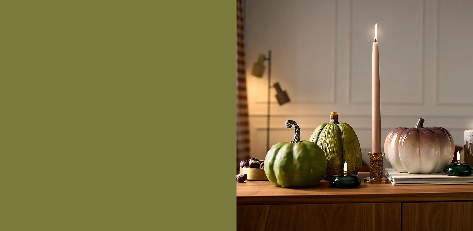 D&eacute;co automnale avec des citrouilles et des bougies.