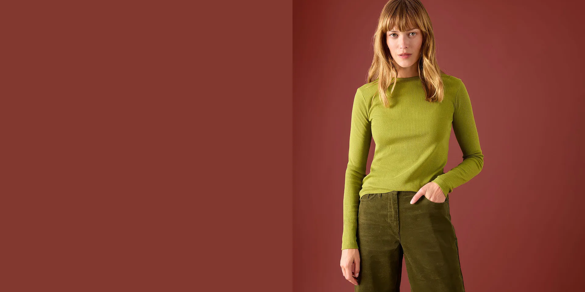 Gr&uuml;nes geripptes Langarmshirt trifft auf eine l&auml;ssige, weite Cordhose.