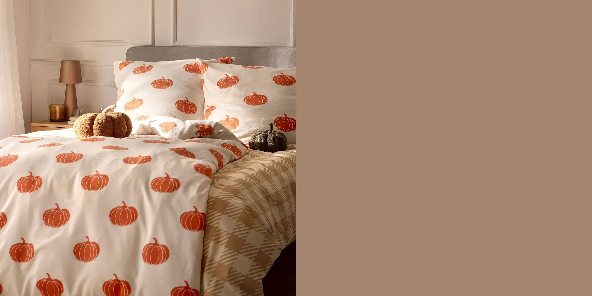 K&uuml;rbis-Bettw&auml;sche im Schlafzimmer.