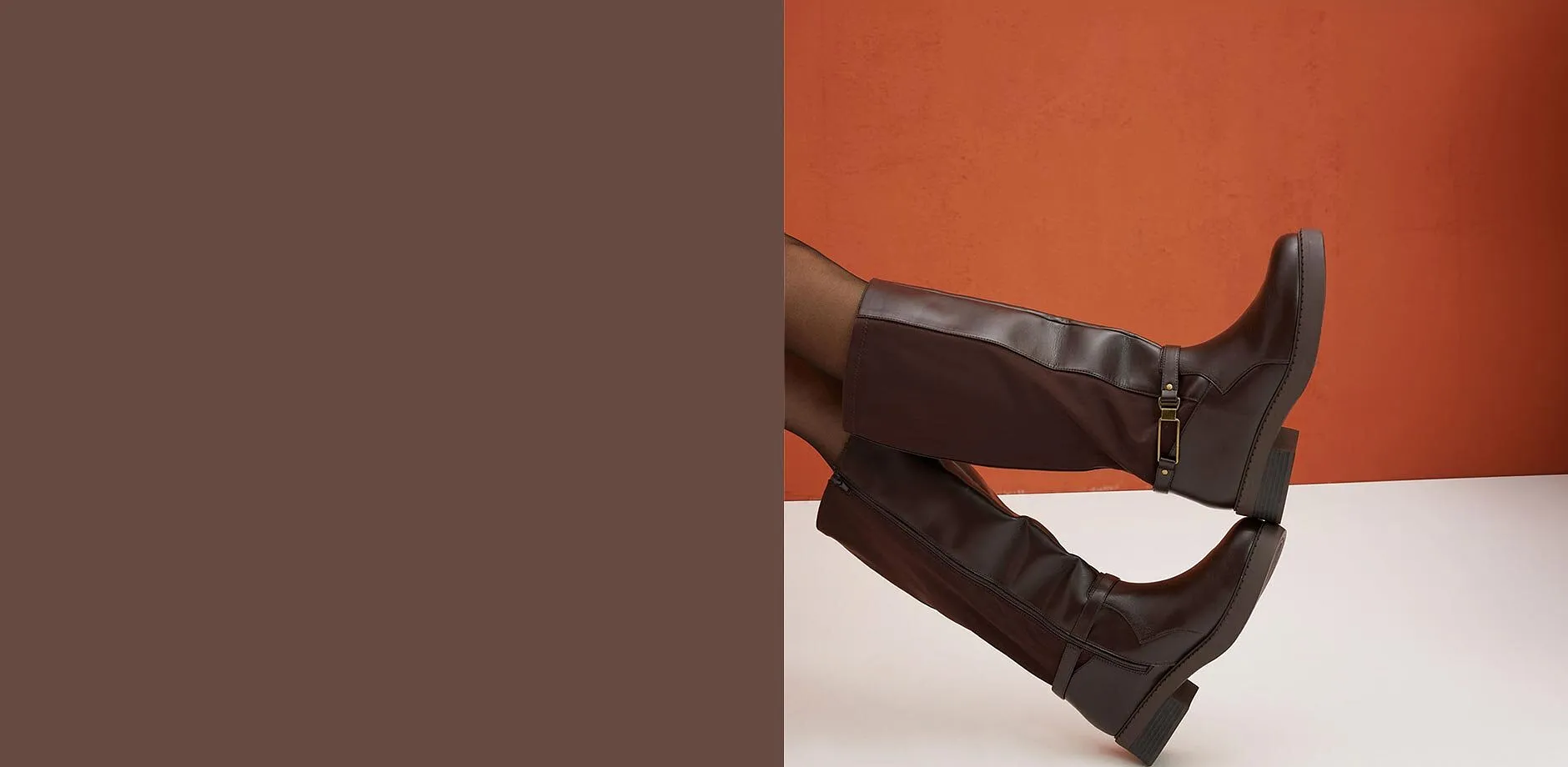 Bottes marron avec bride et boucle, associ&eacute;es &agrave; des collants noirs &eacute;l&eacute;gants.