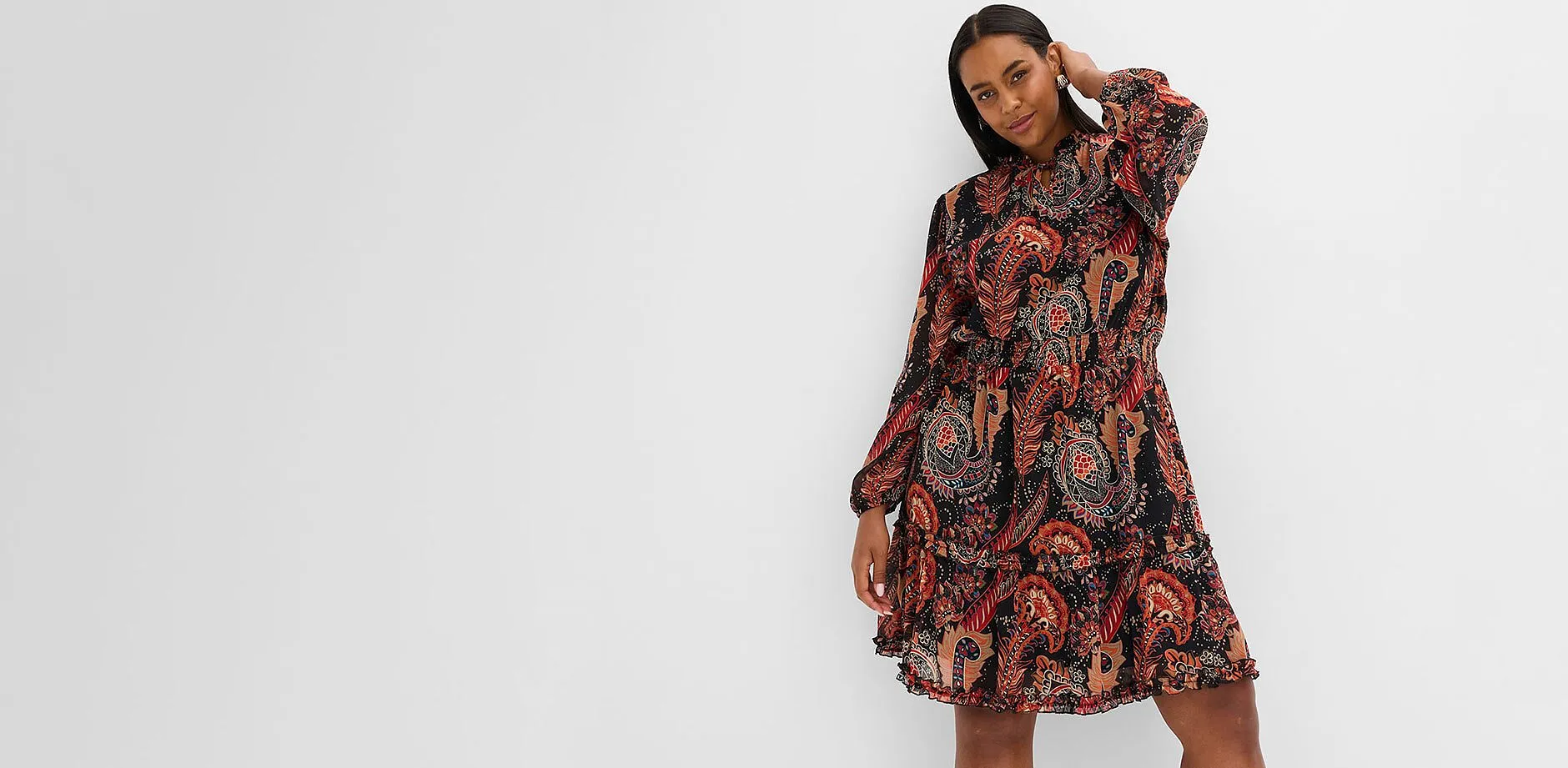 Robe paisley &agrave; manches longues avec ruch&eacute;s &agrave; la base dans des tons chauds.