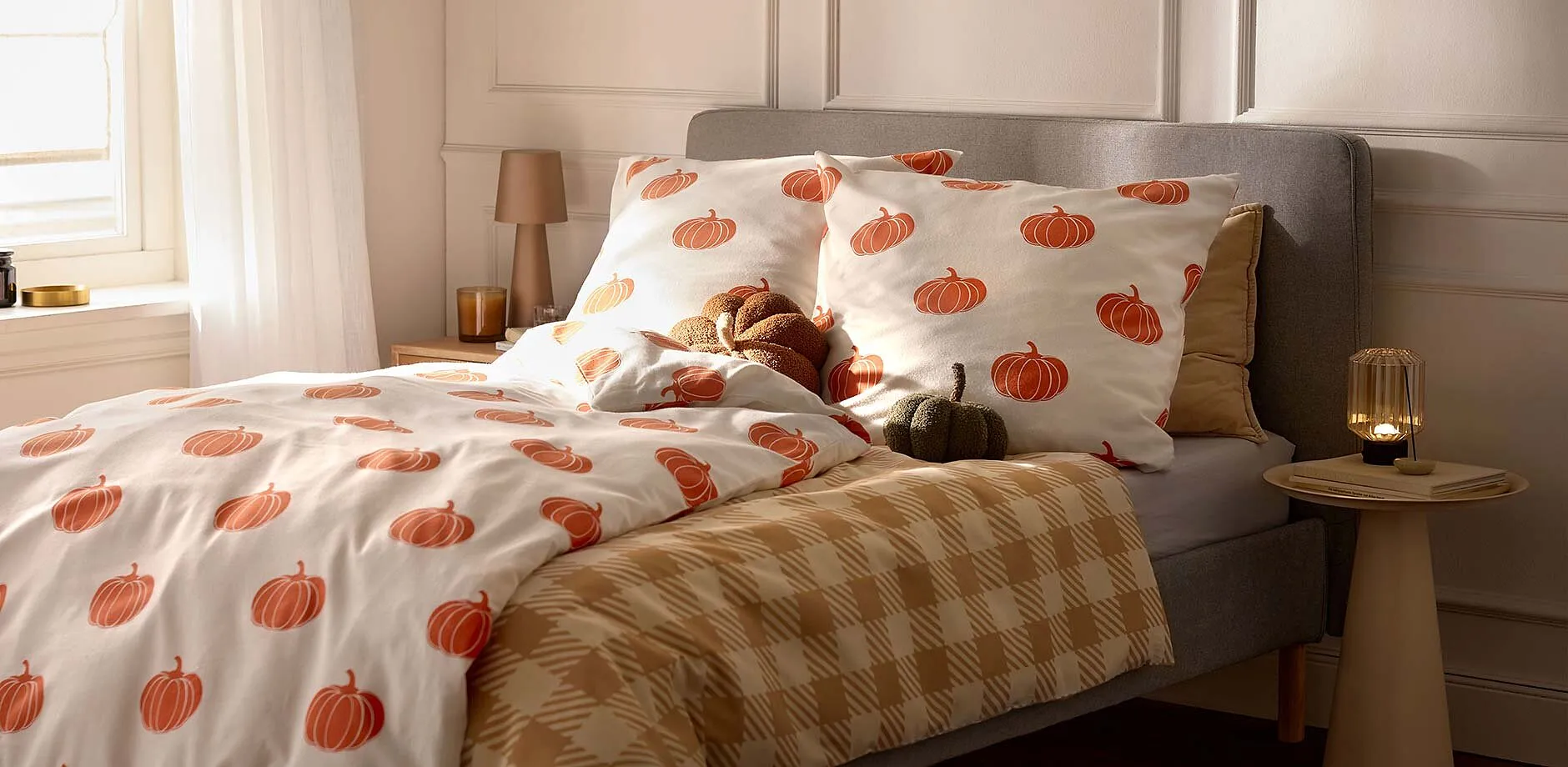 Parure de lit douillette avec des motifs citrouilles et couverture chaude &agrave; carreaux pour les nuits d'automne.