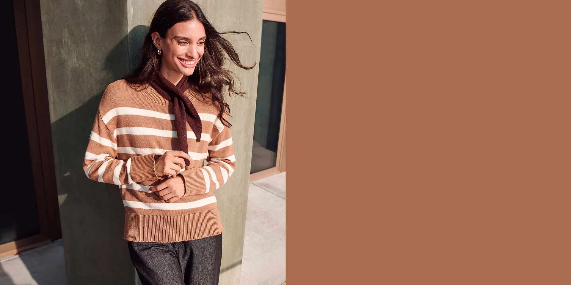 Pull &agrave; rayures marron, &eacute;charpe et pantalon - un style &eacute;l&eacute;gant et cosy.