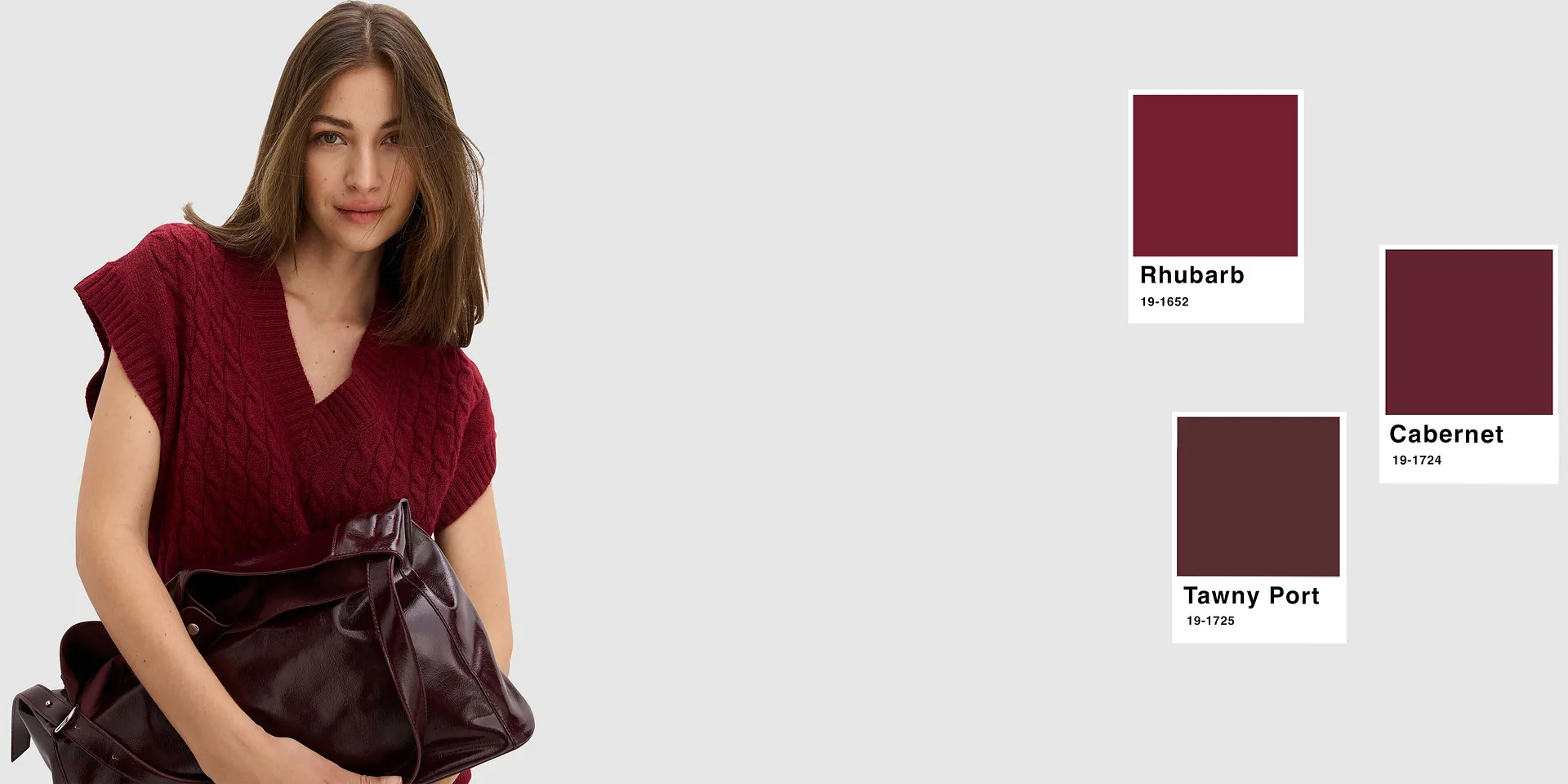 Top rouge bordeaux, sac en cuir et une palette de couleurs rouge profond et lie de vin.