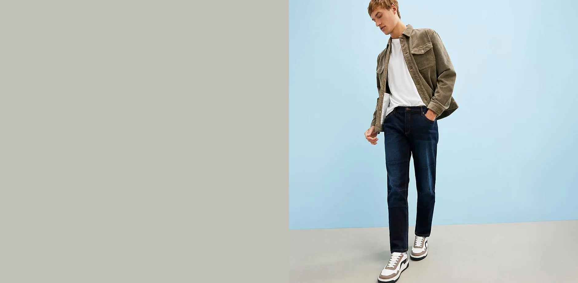 L&auml;ssige Kombination aus wei&szlig;em Shirt, Cordjacke, Jeans und modernen Sneakern.