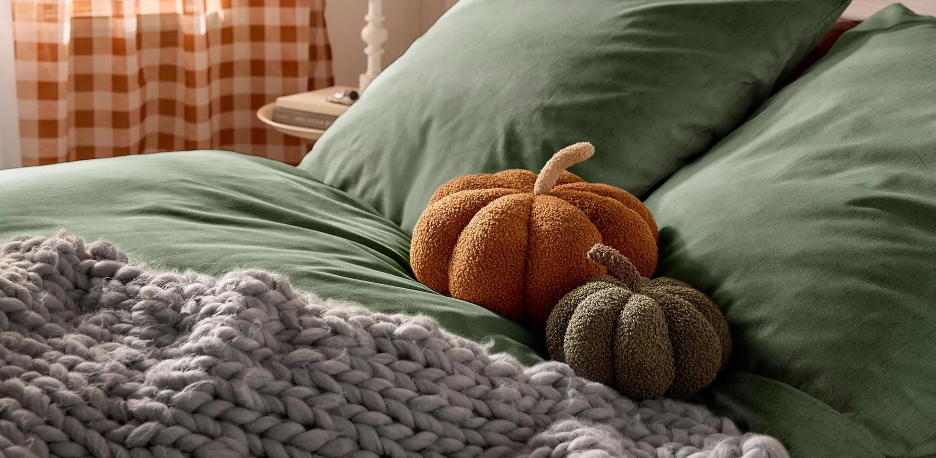 Coussins citrouilles, une couverture douce et des rideaux &agrave; carreaux.