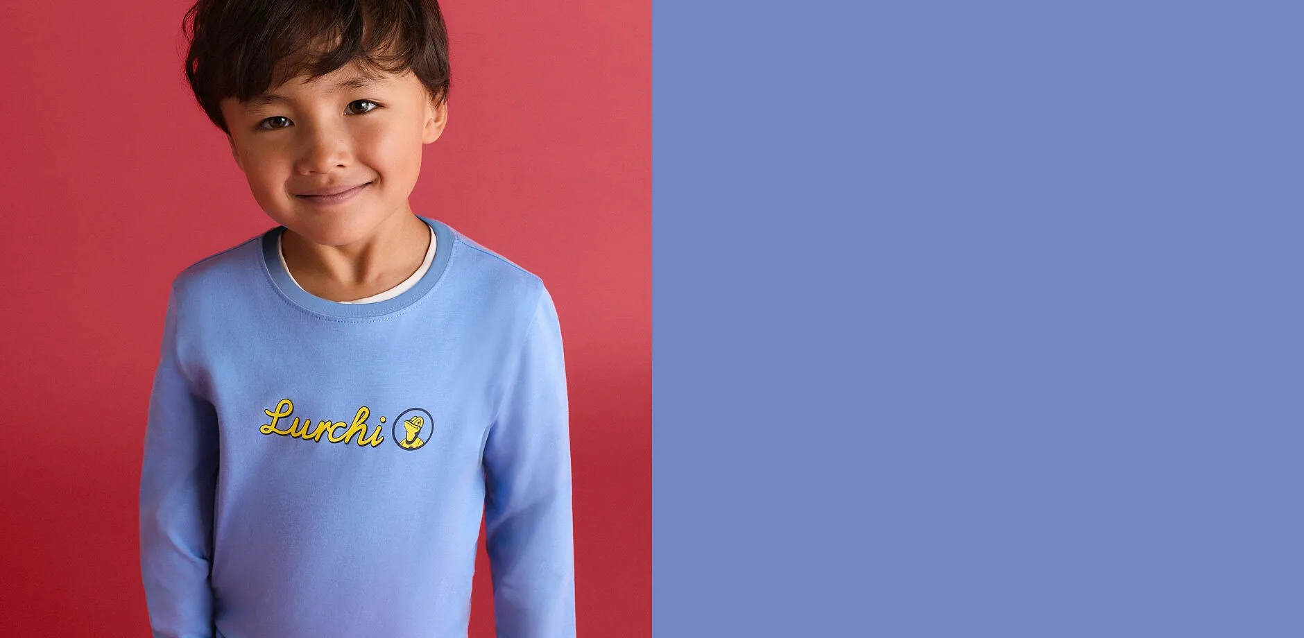 Der Junge tr&auml;gt ein hellblaues Langarmshirt mit gelbem Lurchi-Schriftzug.